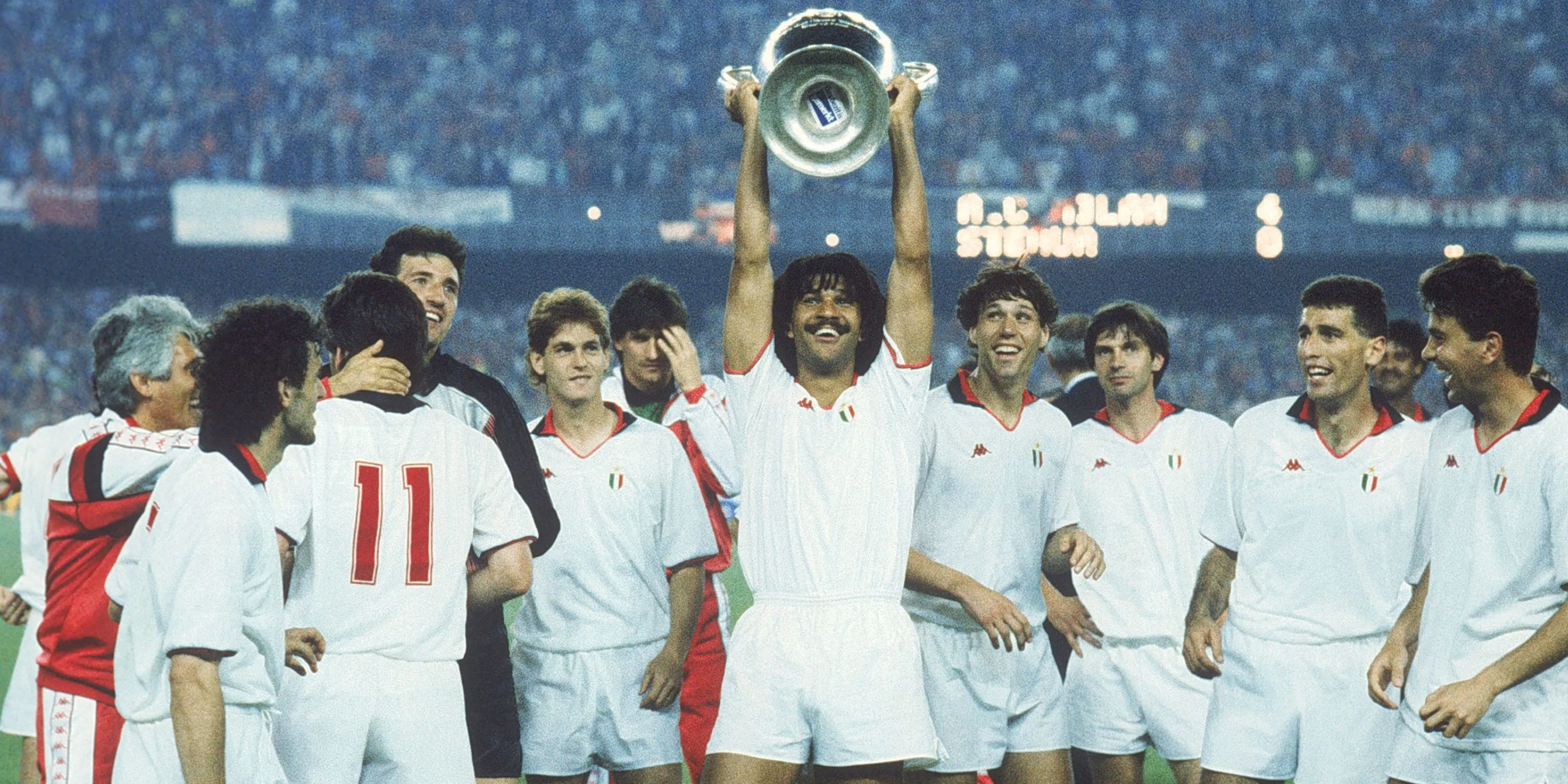 Bộ ba huyền thoại Hà Lan của AC Milan Ruud Gullit, Marco van Basten và Frank Rijkaard ăn mừng chiến thắng