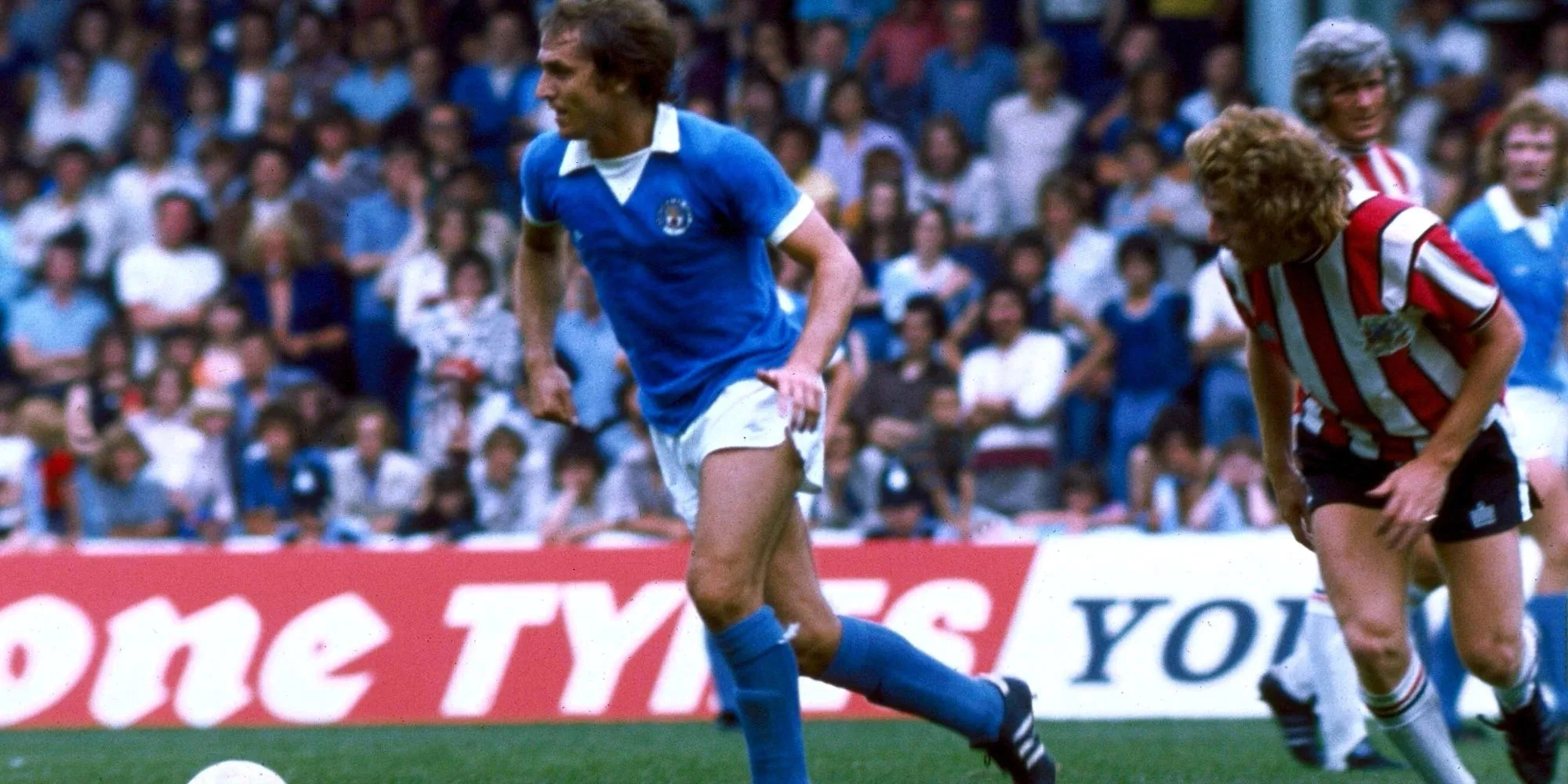 Dennis Tueart của Man City thực hiện một pha tung người móc bóng kinh điển