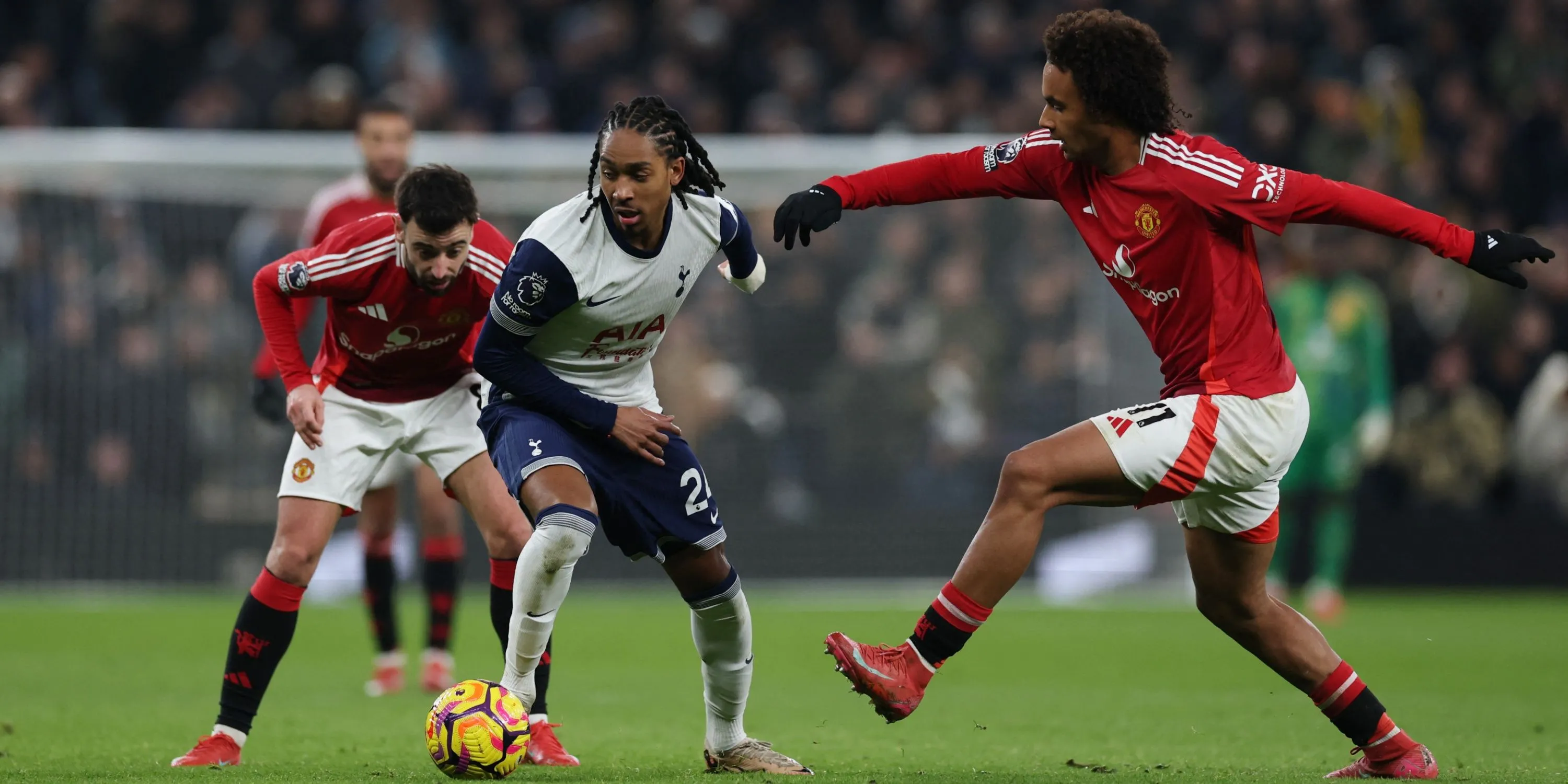 Djed Spence của Tottenham tranh bóng quyết liệt với cầu thủ Manchester United trong một trận đấu tại Ngoại hạng Anh