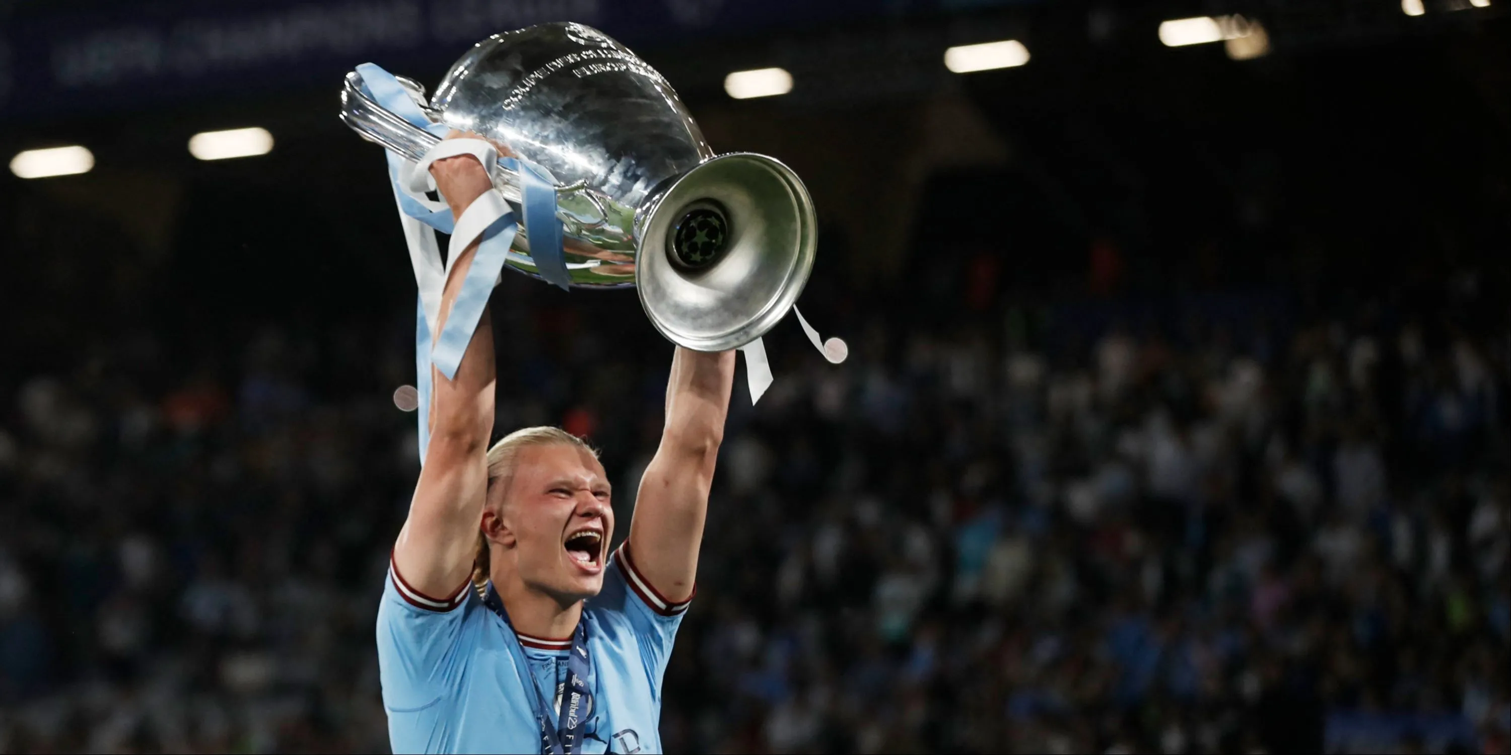 Erling Haaland của Manchester City nâng cao chiếc cúp bạc Champions League danh giá