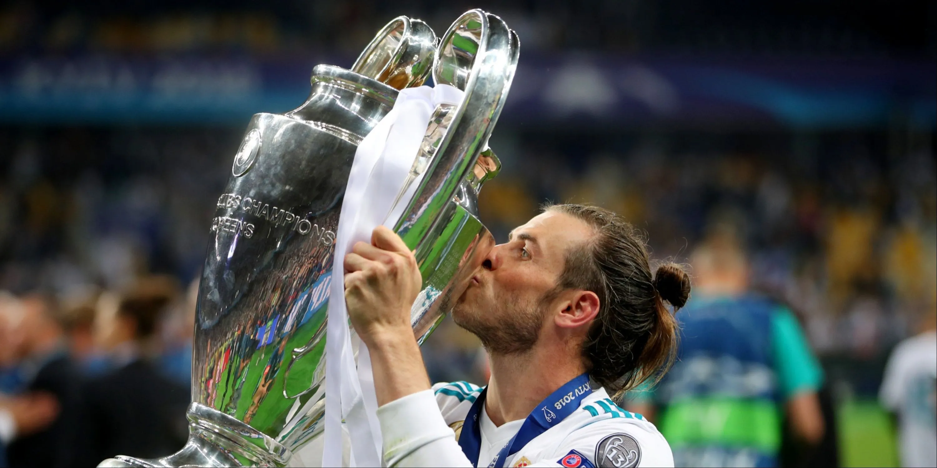 Gareth Bale của Real Madrid hôn chiếc cúp Champions League danh giá