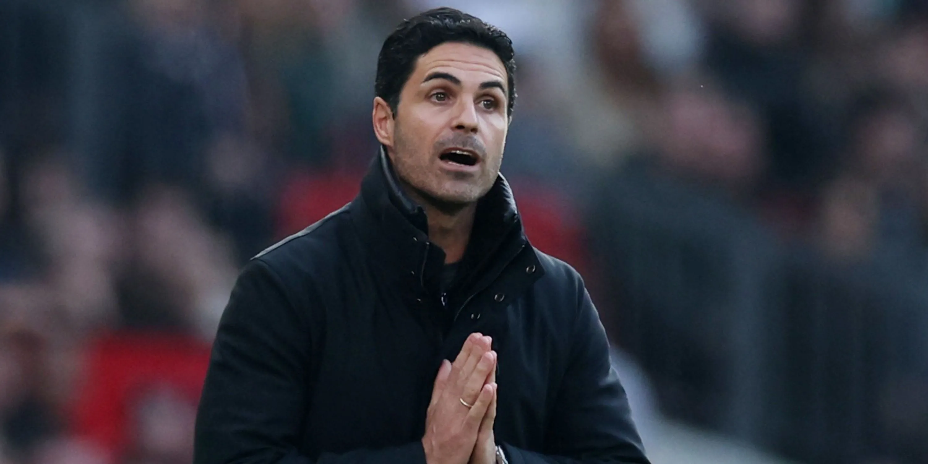 HLV Mikel Arteta chỉ đạo trên đường biên, đang tìm kiếm tiền đạo mới cho Arsenal