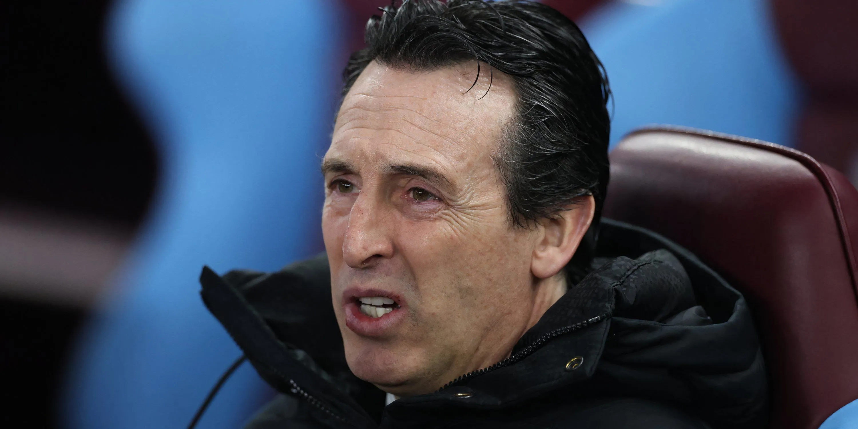 HLV Unai Emery của Aston Villa chỉ đạo chiến thuật trong trận đấu Ngoại hạng Anh
