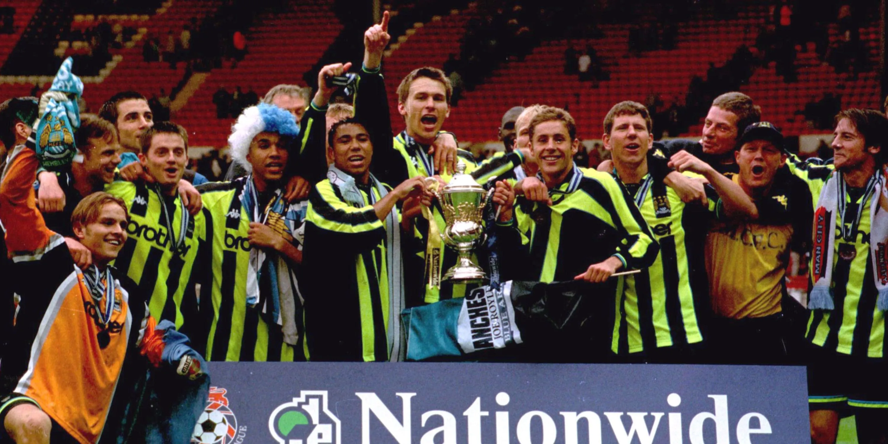 Manchester City ăn mừng chiến thắng play-off thăng hạng kịch tính lên Championship
