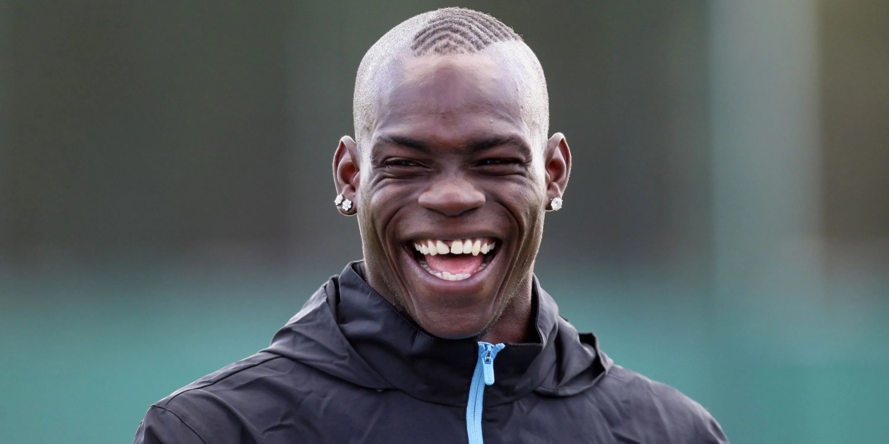Mario Balotelli qua các thời kỳ sự nghiệp, bao gồm cả khi thi đấu cho Manchester City và Liverpool tại Ngoại hạng Anh