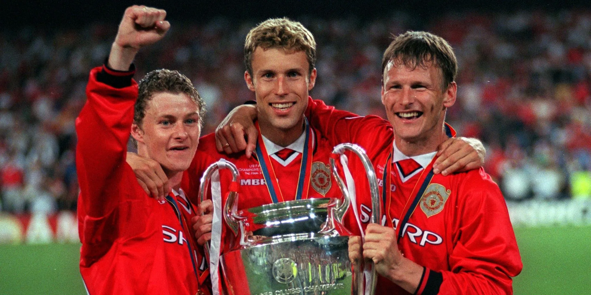 Ole Gunnar Solskjaer, Ronny Johnsen và Teddy Sheringham ăn mừng khoảnh khắc lịch sử của Manchester United