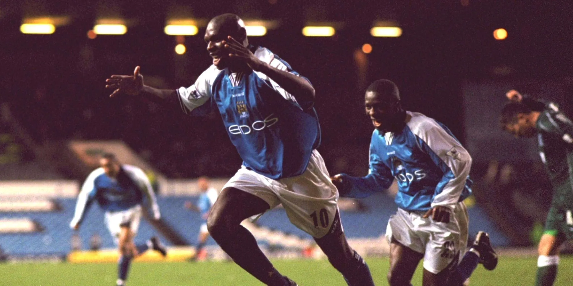 Shaun Goater của Manchester City ăn mừng bàn thắng trong một trận đấu