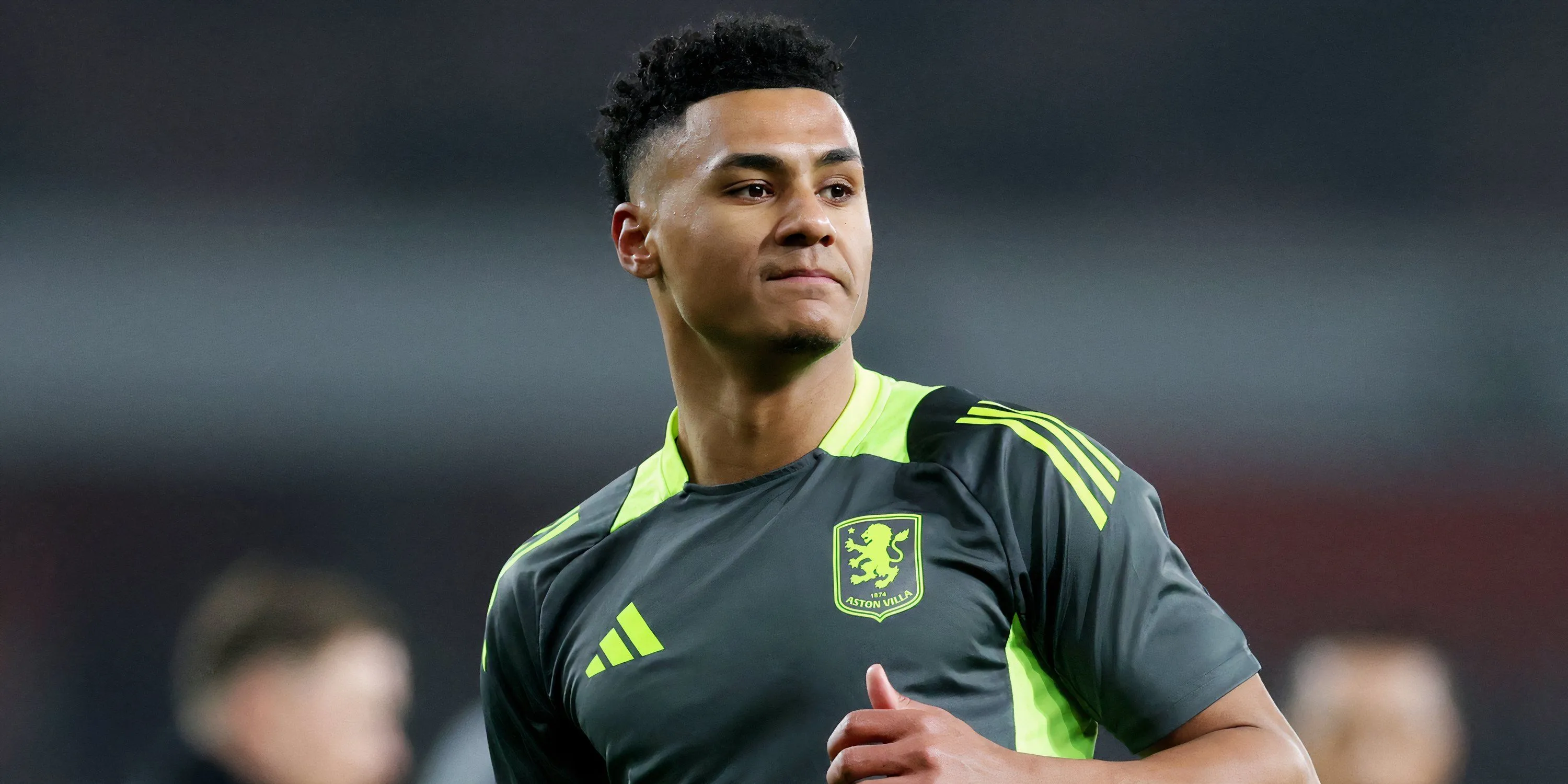 Tiền đạo Ollie Watkins của Aston Villa khởi động trước trận đấu tại Ngoại hạng Anh