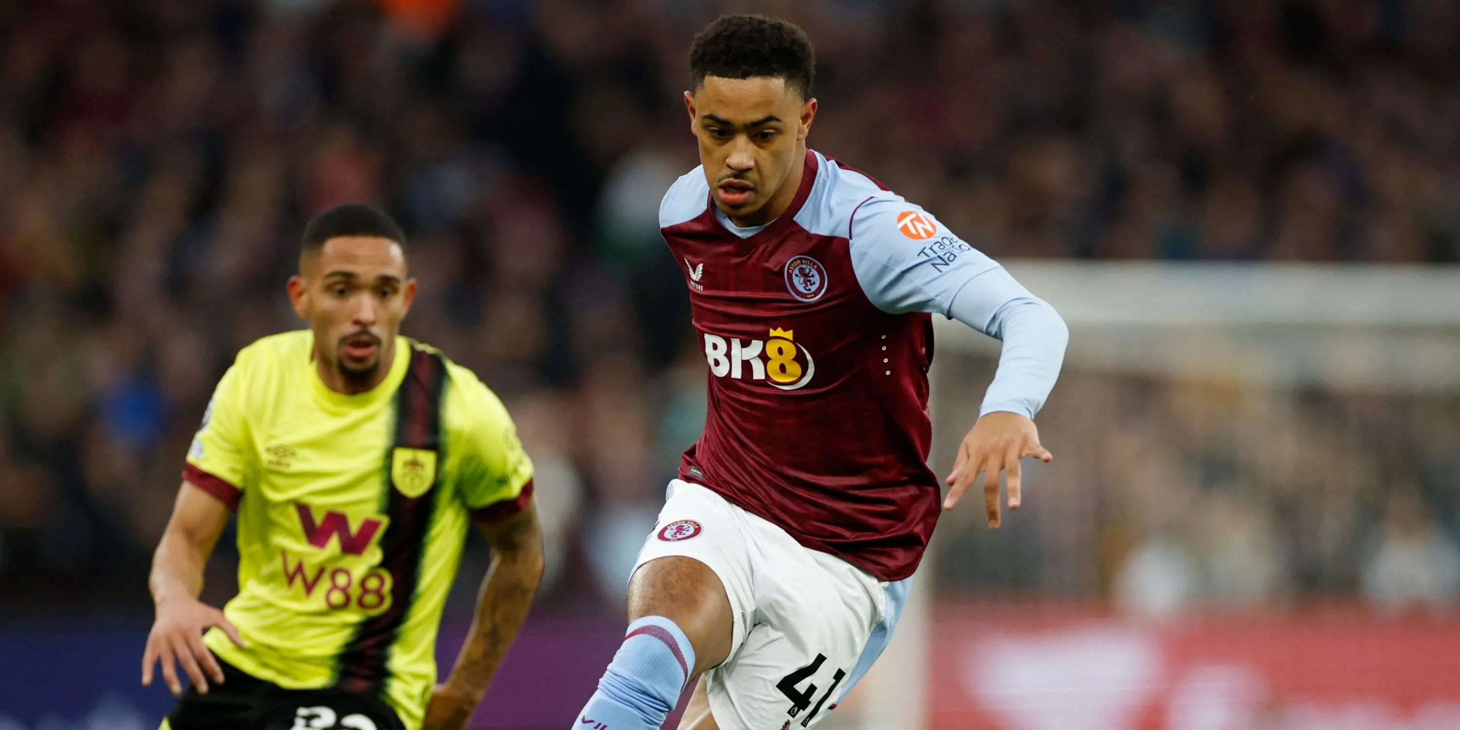 Tiền vệ Jacob Ramsey của Aston Villa đang kiểm soát bóng