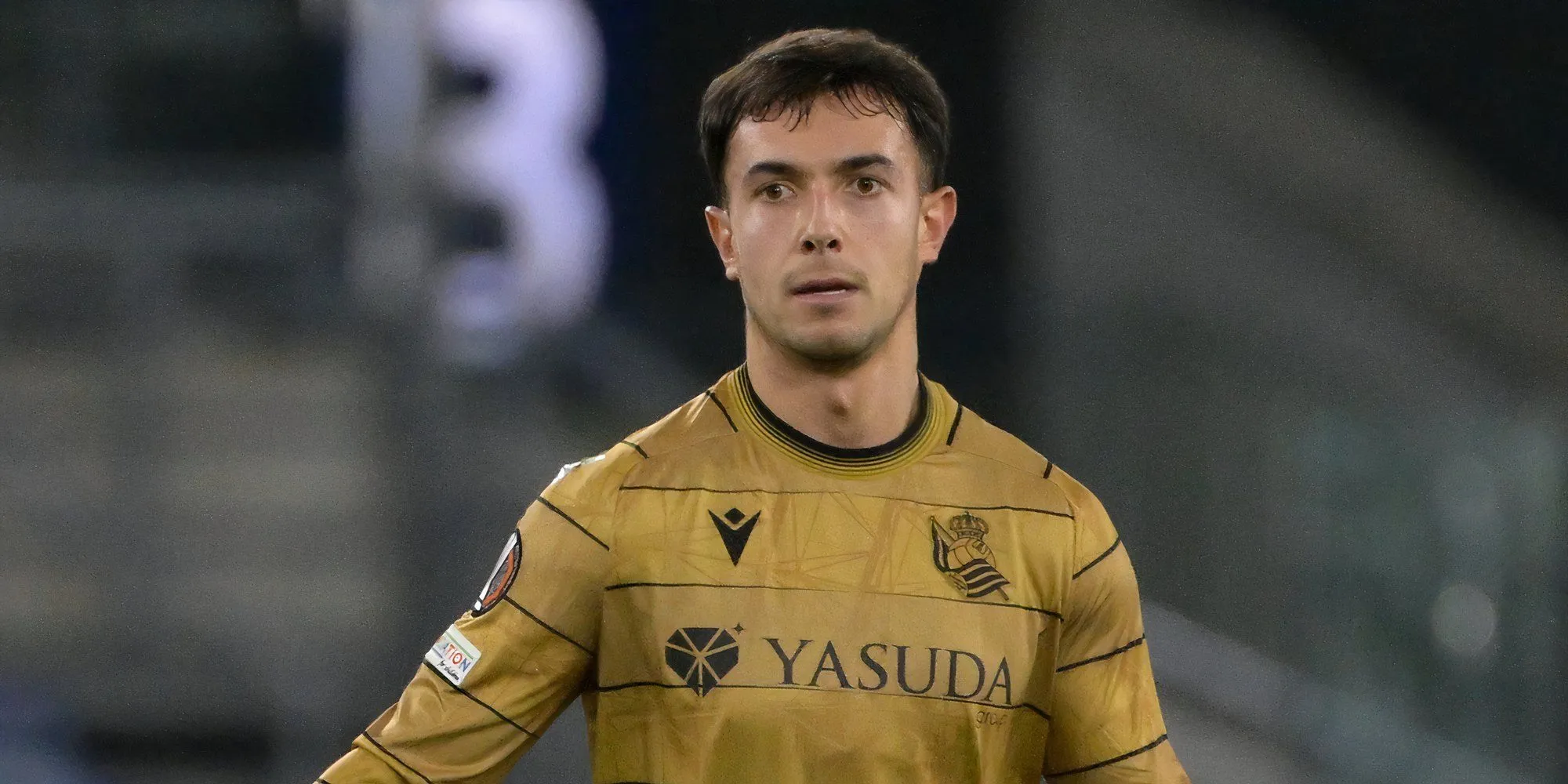 Tiền vệ Martin Zubimendi của Real Sociedad trong một pha tranh chấp bóng