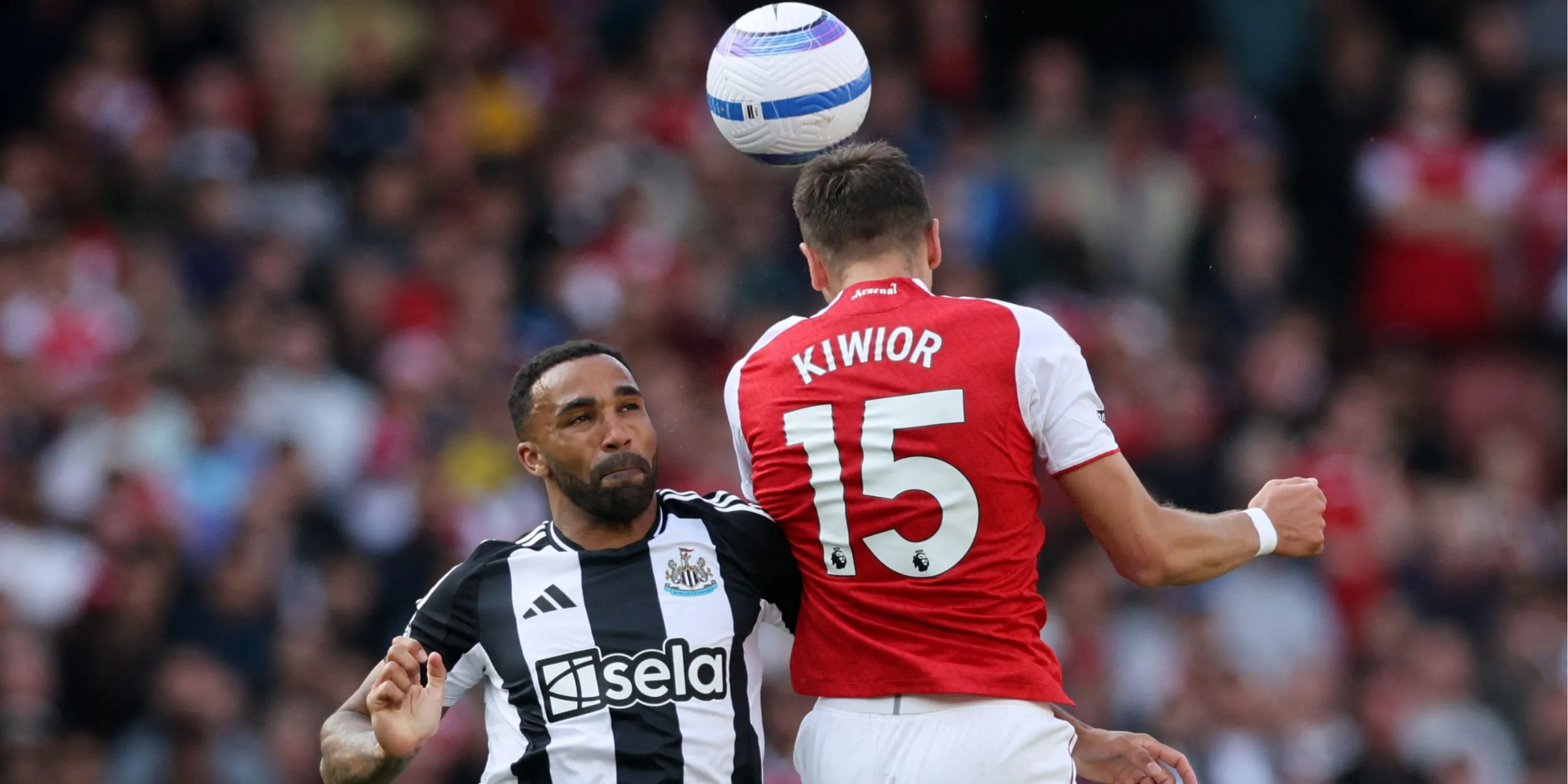 Trung vệ Jakub Kiwior trong màu áo Arsenal, người được fan hết lời khen ngợi sau trận Newcastle.