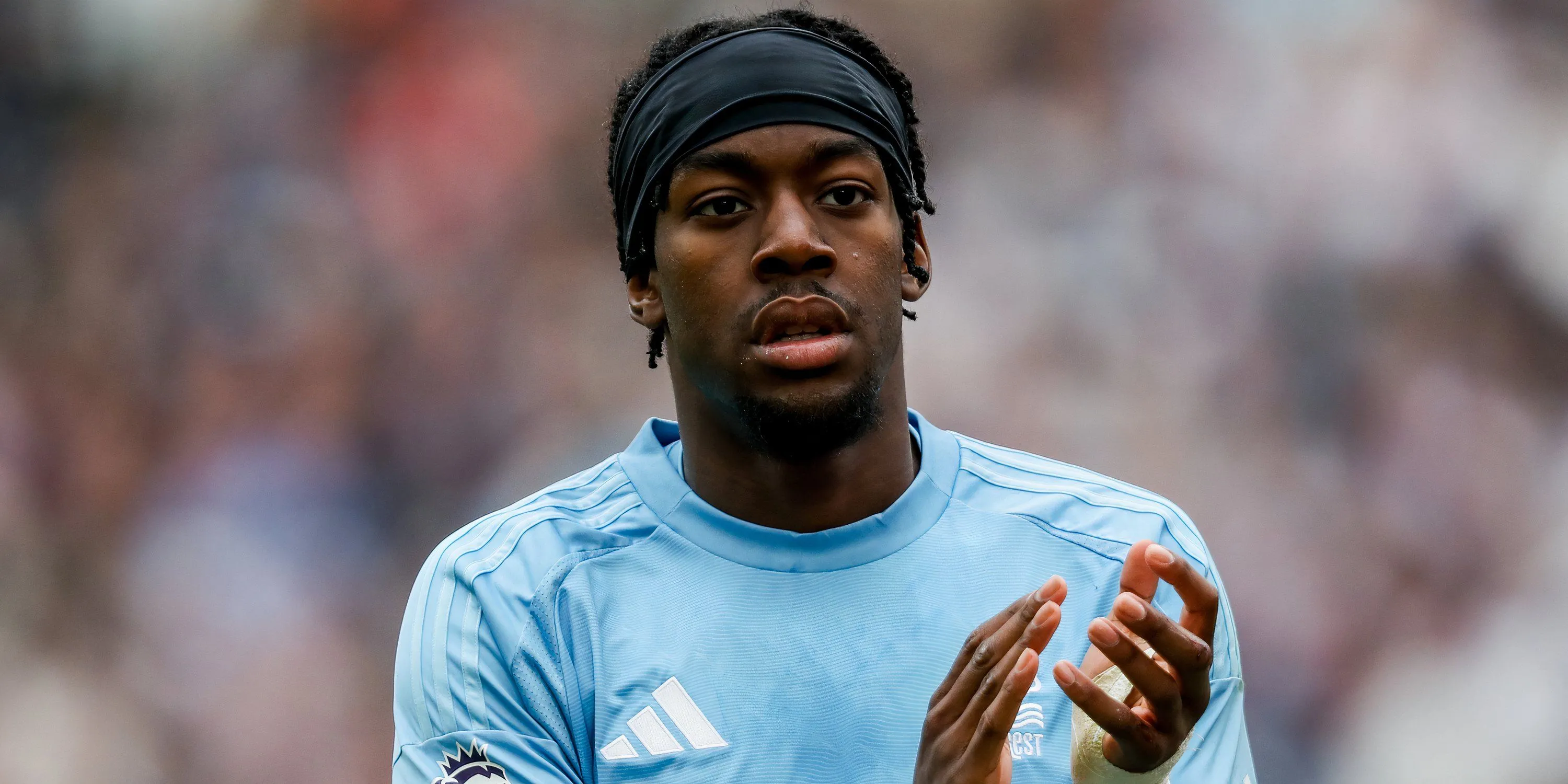 Anthony Elanga bày tỏ tình cảm với cổ động viên Nottingham Forest
