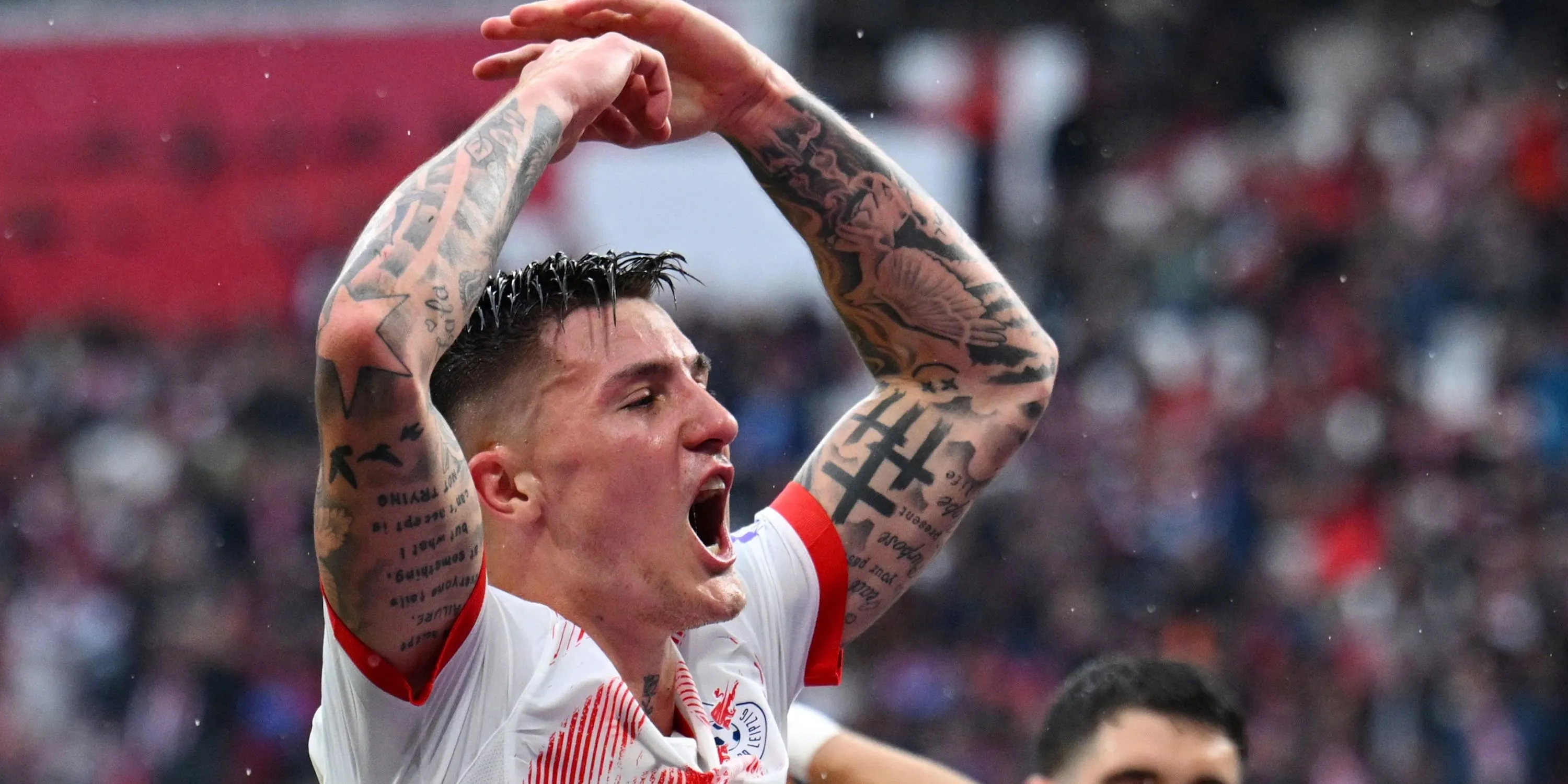 Benjamin Sesko ăn mừng bàn thắng cùng RB Leipzig