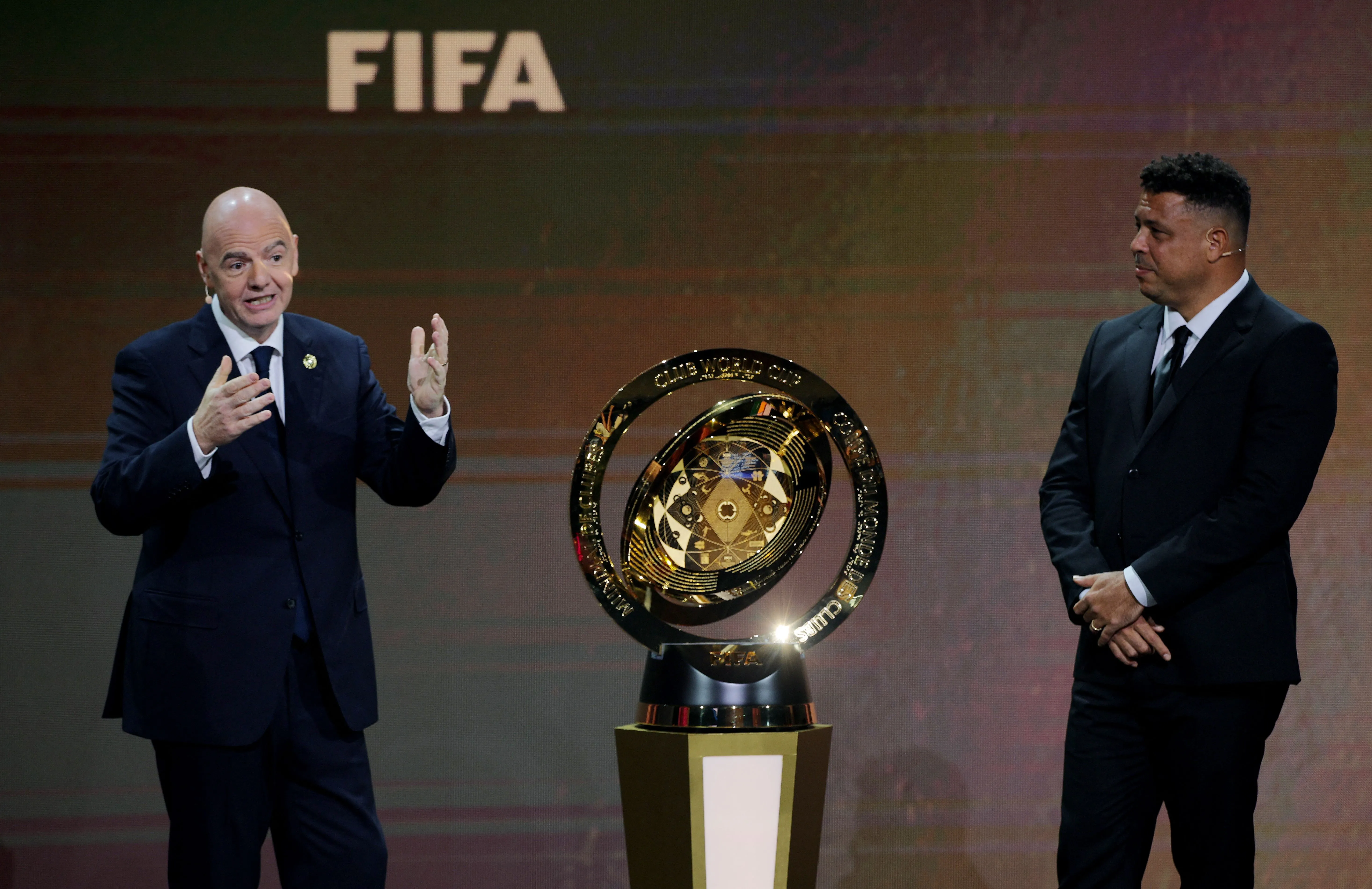 Buổi lễ bốc thăm chia cặp giải FIFA Club World Cup.