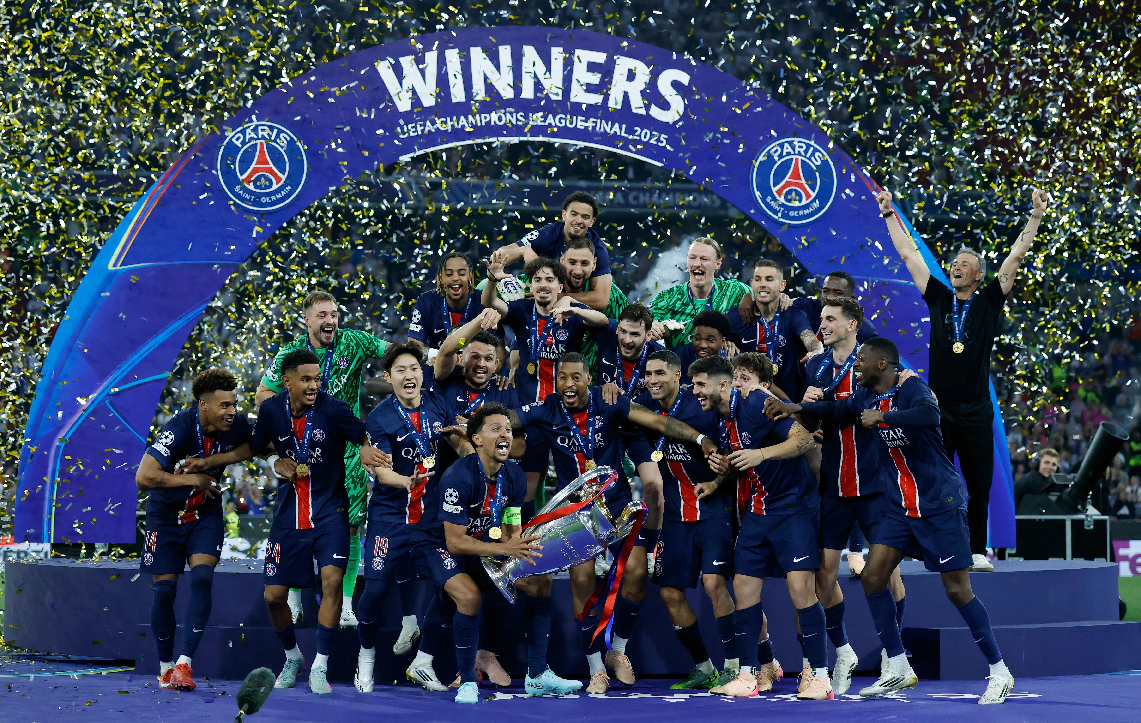 Cảnh cầu thủ Paris Saint-Germain thi đấu tại Cúp C1 Châu Âu.