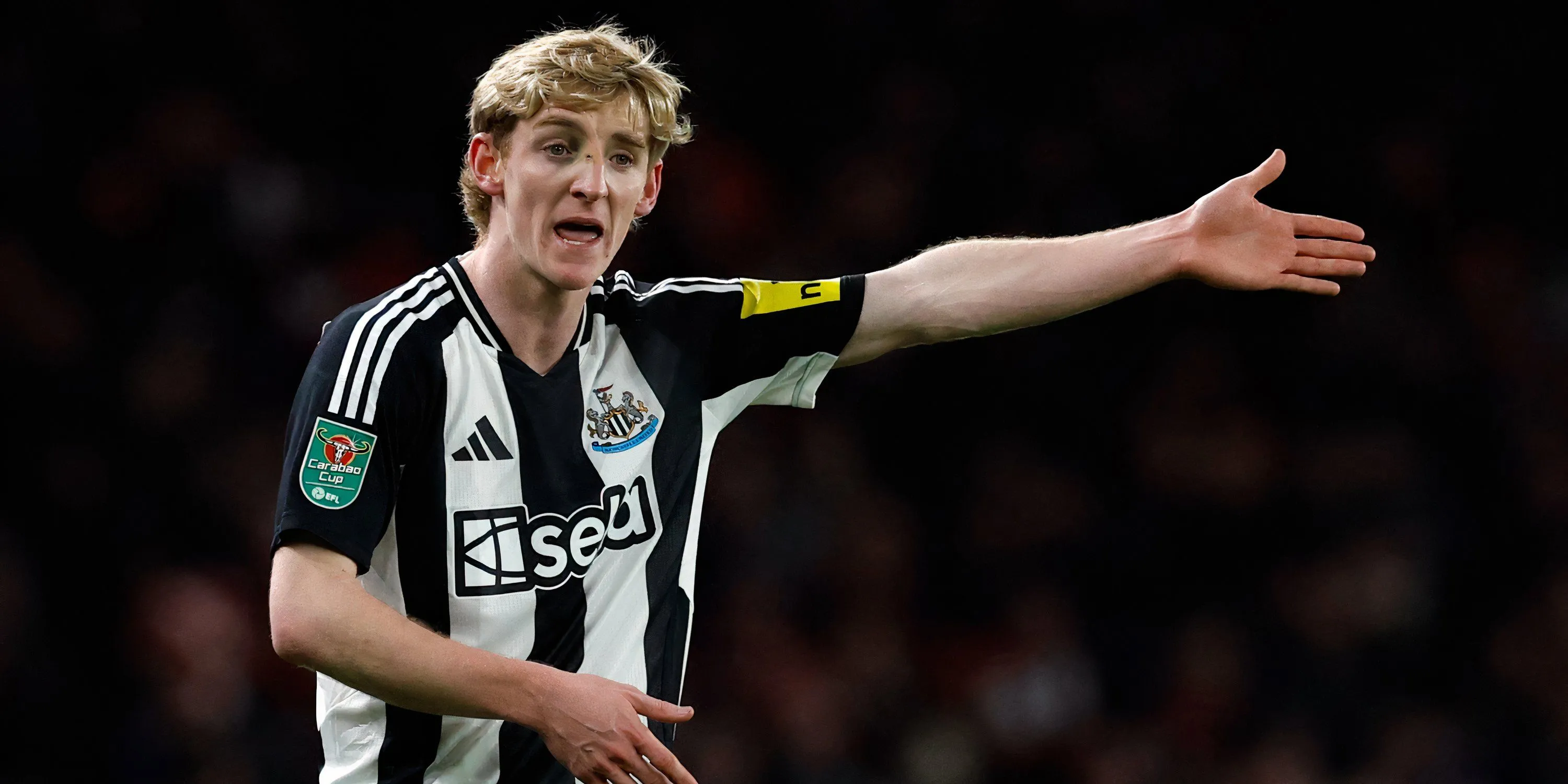 Cầu thủ chạy cánh Anthony Gordon thi đấu trong màu áo Newcastle United