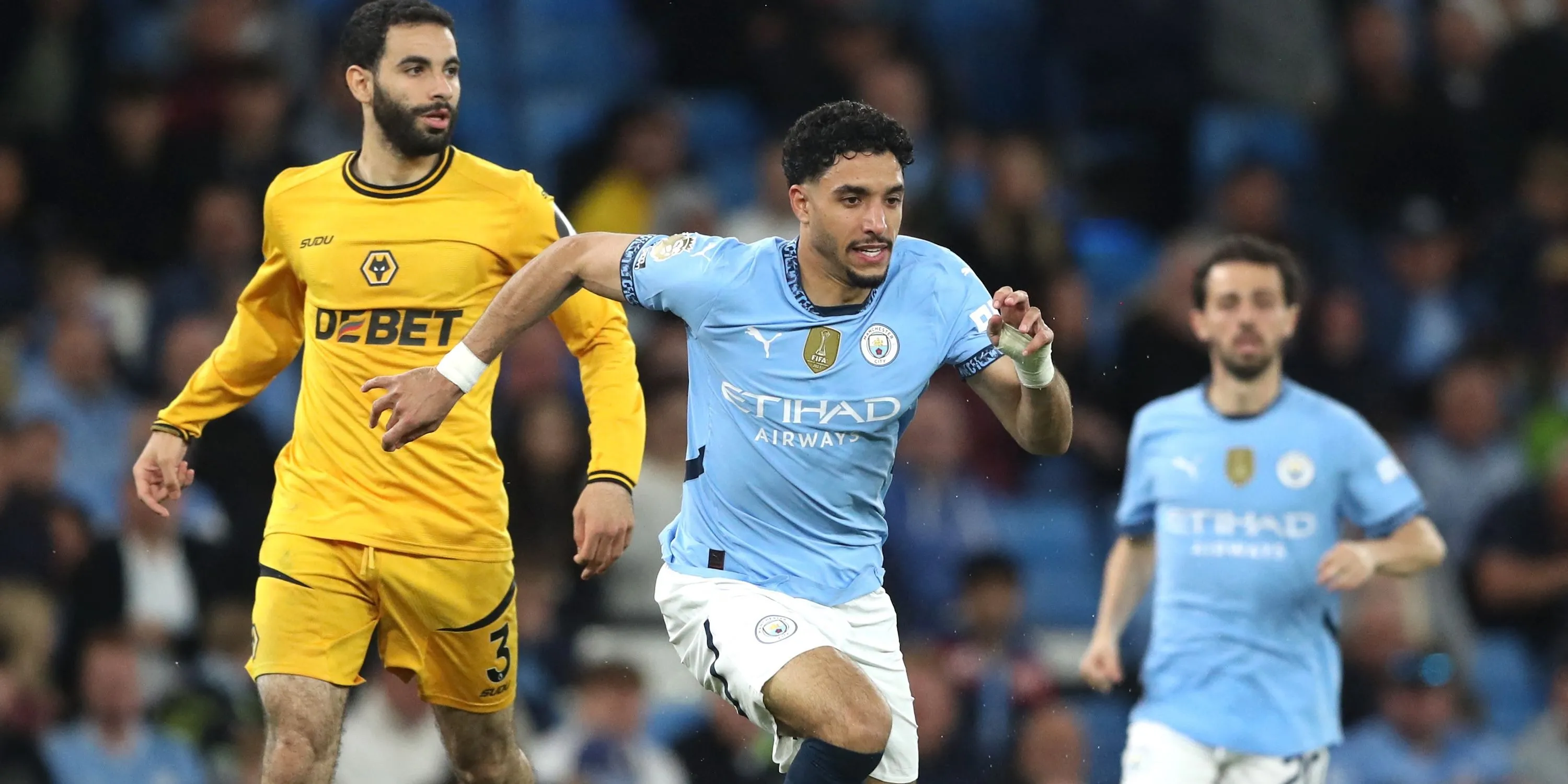 Cầu thủ Man City Marmoush và Rayan Ait-Nouri của Wolves tranh bóng