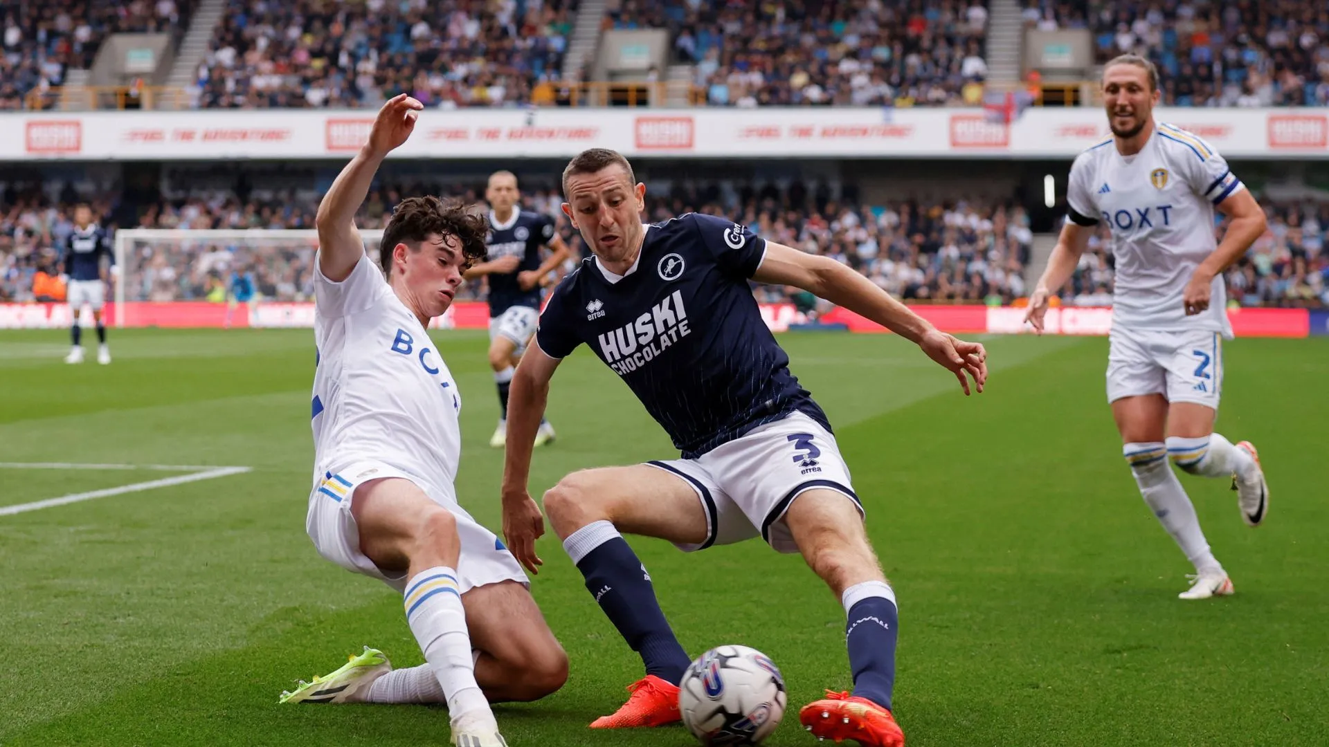 Hậu vệ Murray Wallace trong màu áo Huddersfield Town sau khi trở lại từ Millwall.