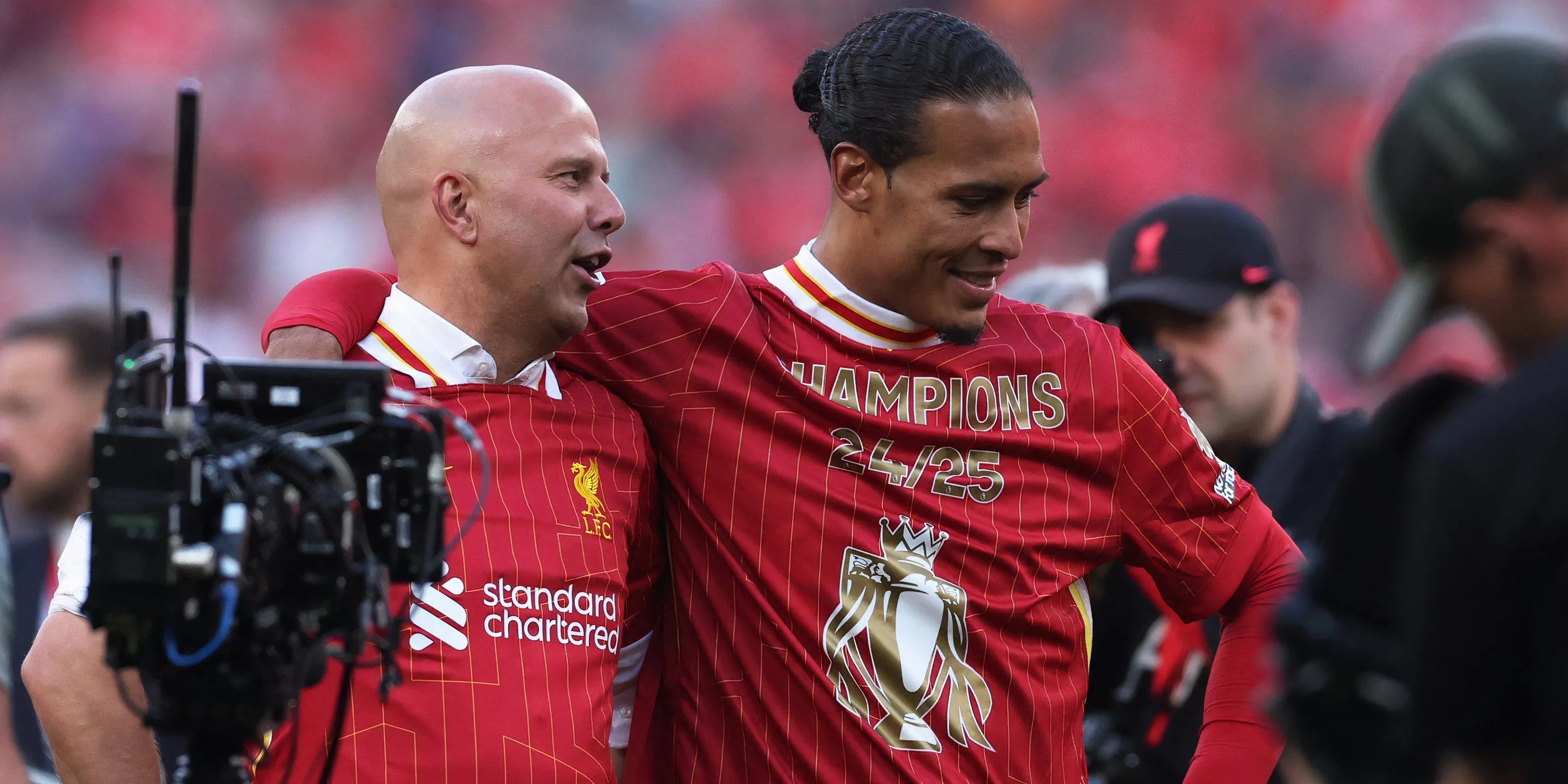 HLV Arne Slot và đội trưởng Virgil van Dijk của Liverpool trên sân tập