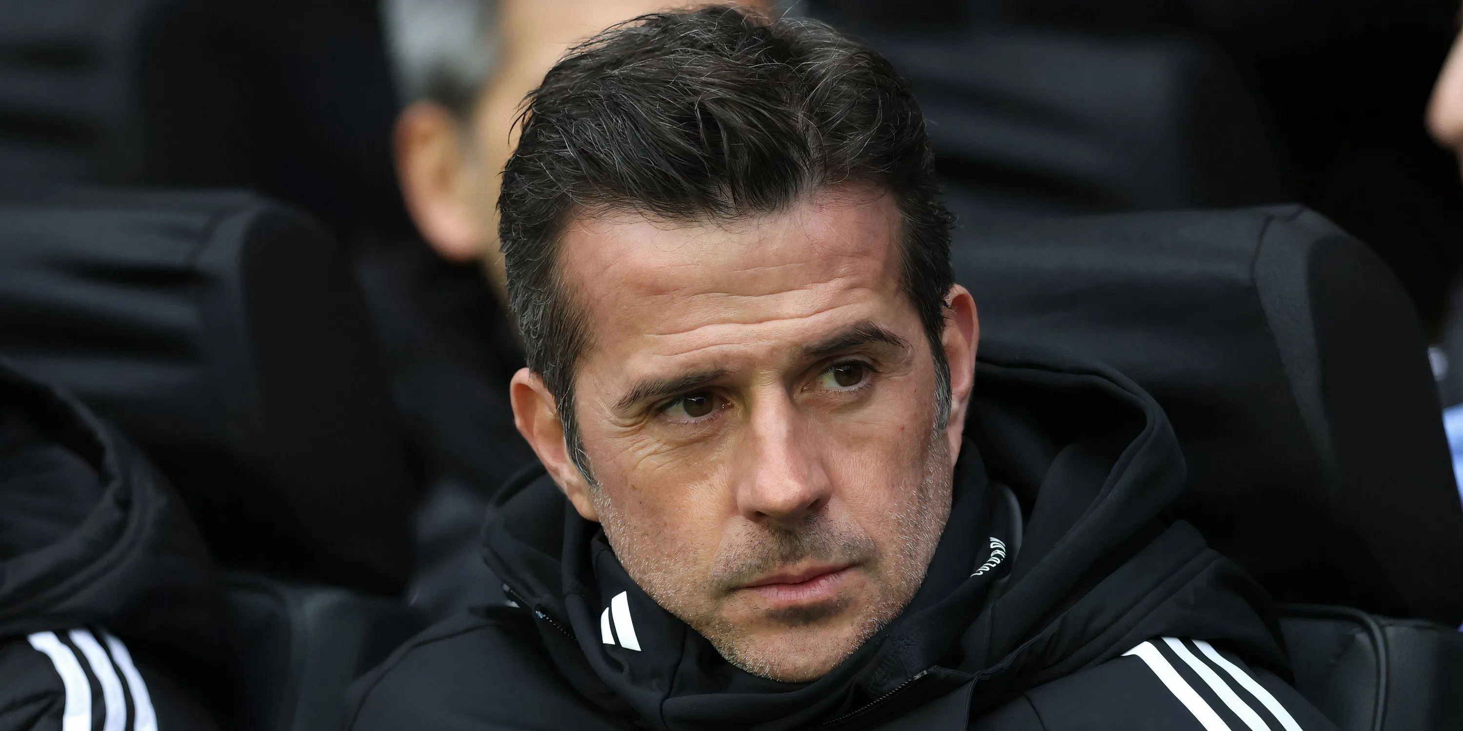 HLV Fulham Marco Silva theo dõi trận đấu từ khu vực kỹ thuật