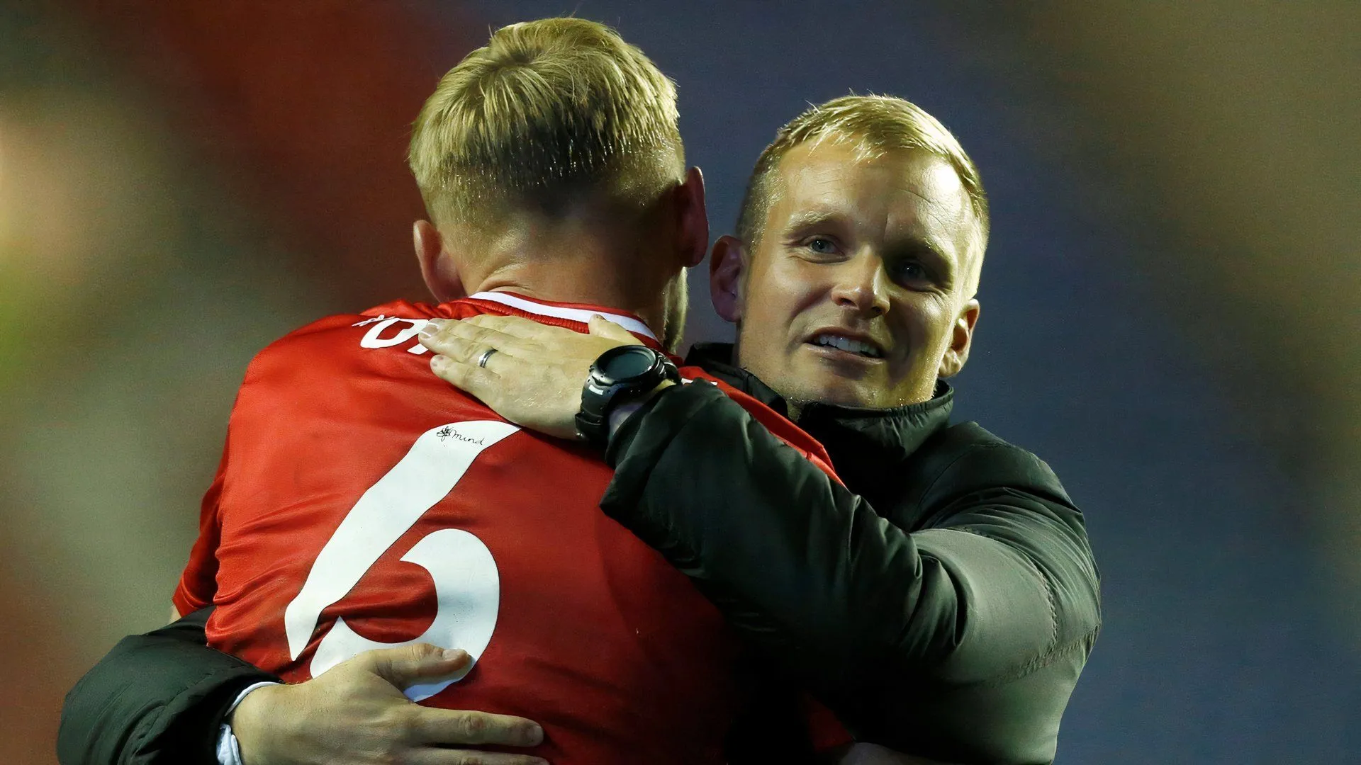 HLV Liam Manning và trung vệ Harry Darling khi còn làm việc cùng nhau tại MK Dons