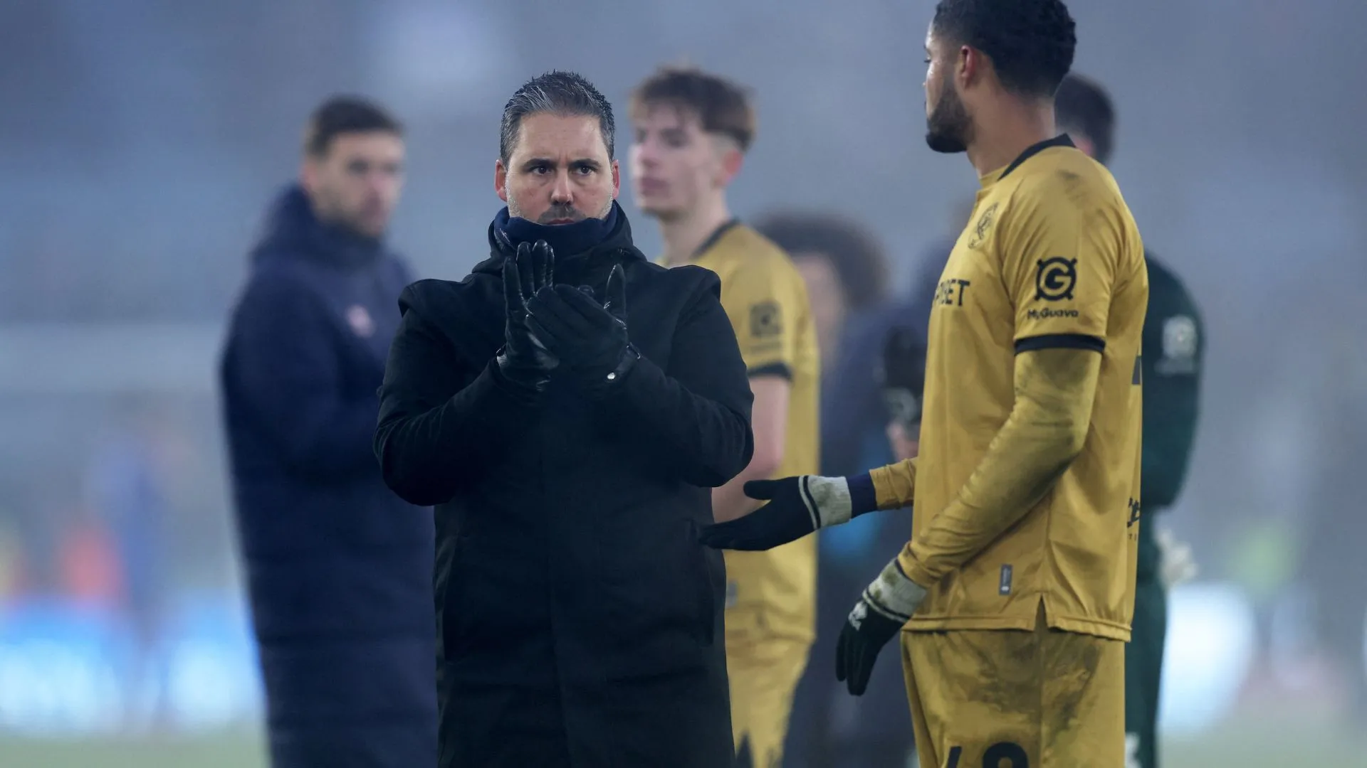 HLV Marti Cifuentes chỉ đạo trong trận đấu của Queens Park Rangers
