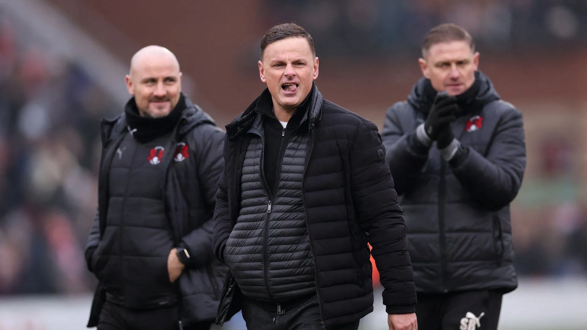 HLV Richie Wellens trên sân cùng Leyton Orient sau khi ký hợp đồng mới