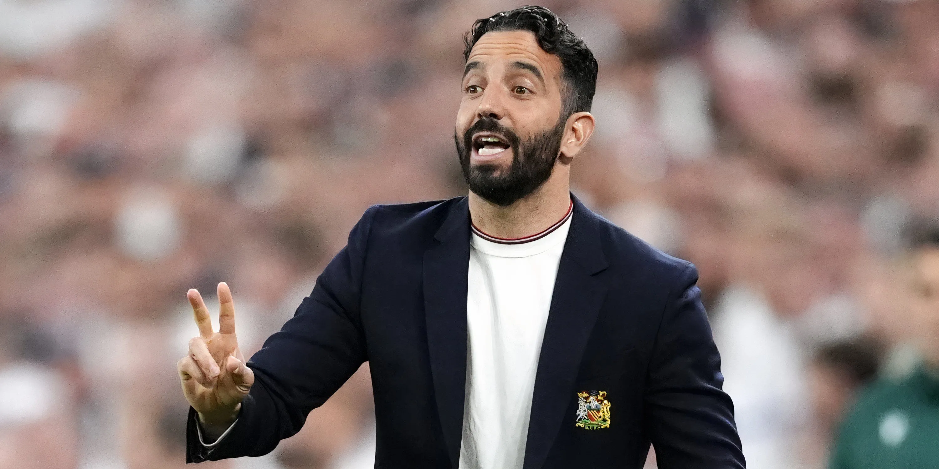 HLV Ruben Amorim của Manchester United chỉ đạo bên đường biên