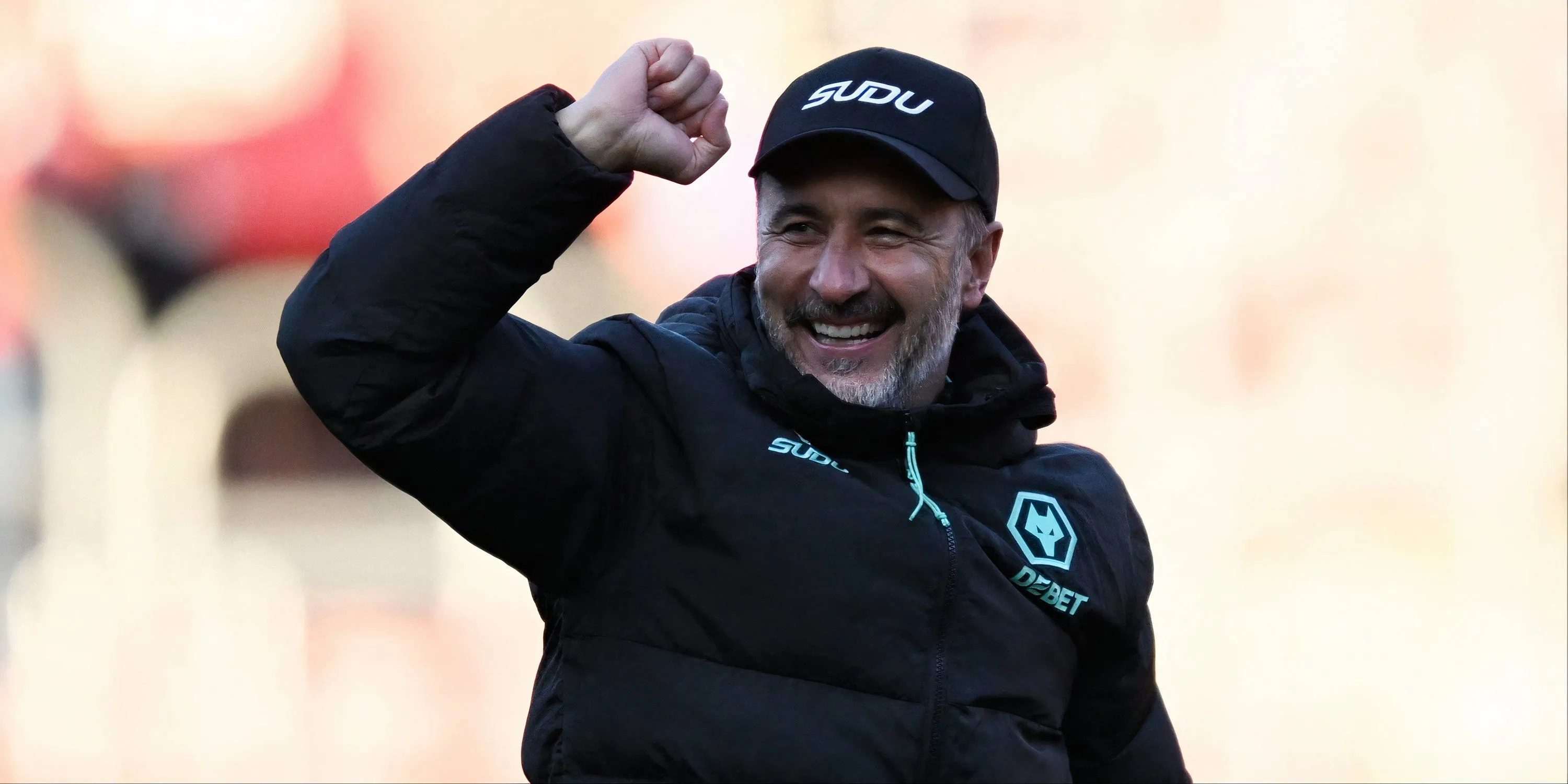 HLV Vítor Pereira phản ứng trên đường biên trong trận đấu của Wolverhampton Wanderers tại Ngoại hạng Anh