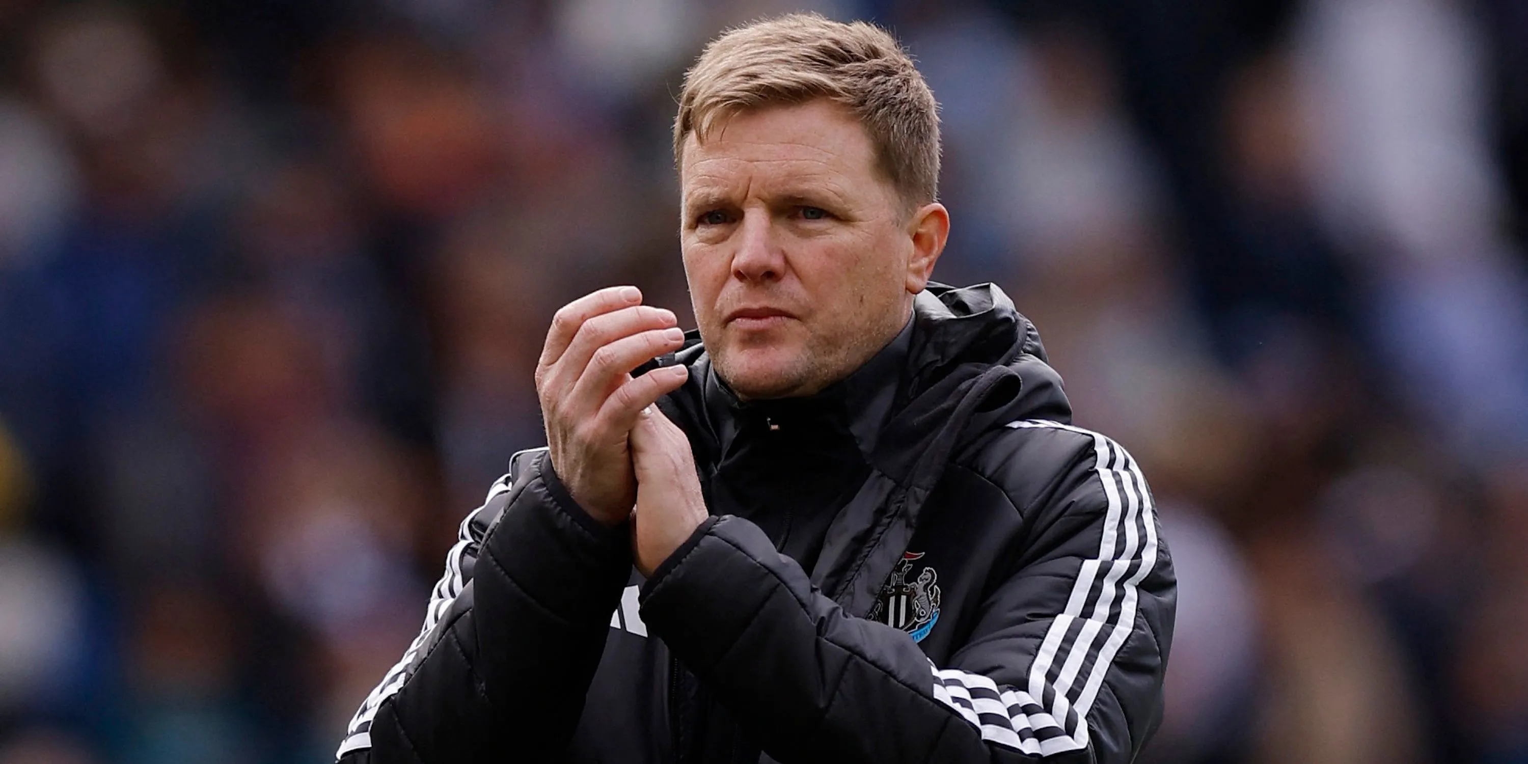 Huấn luyện viên Eddie Howe của Newcastle United vỗ tay cảm ơn người hâm mộ.