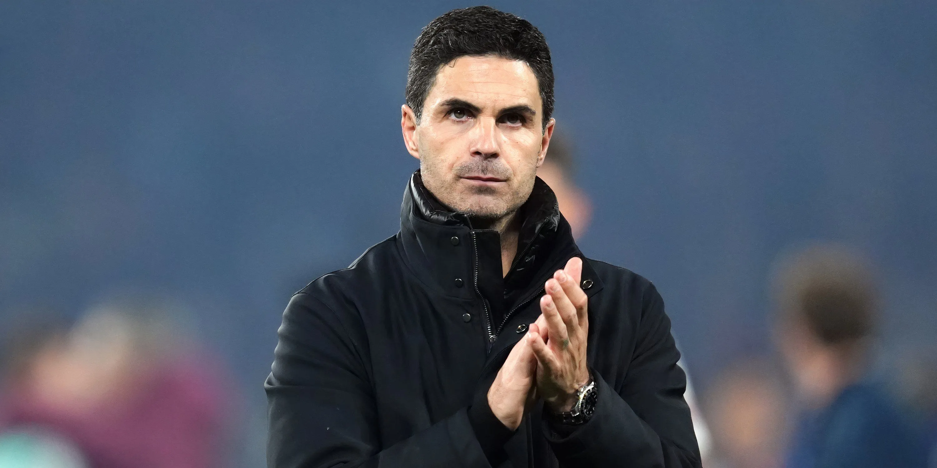 Huấn luyện viên Mikel Arteta của Arsenal vỗ tay cảm ơn người hâm mộ