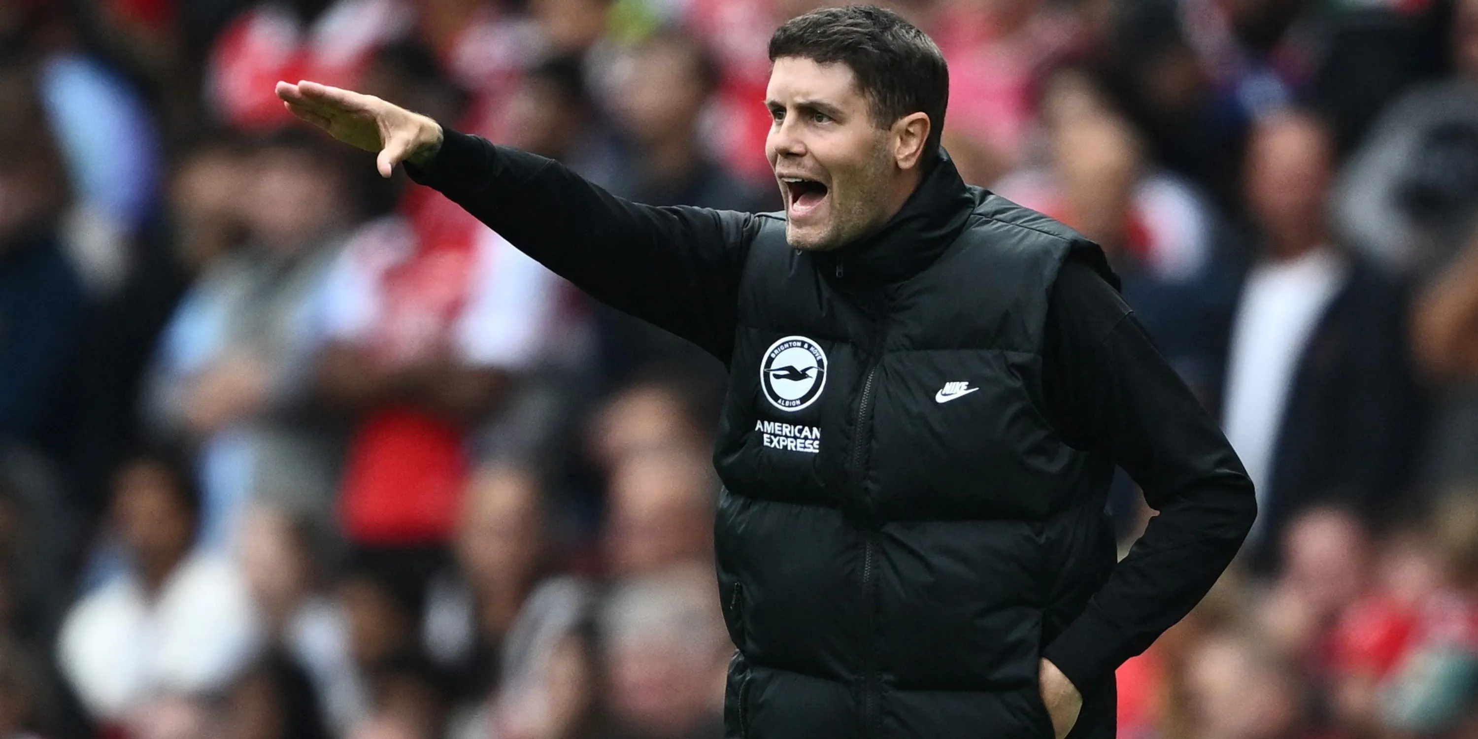 Huấn luyện viên trưởng Fabian Hurzeler của Brighton &amp; Hove Albion trên đường biên