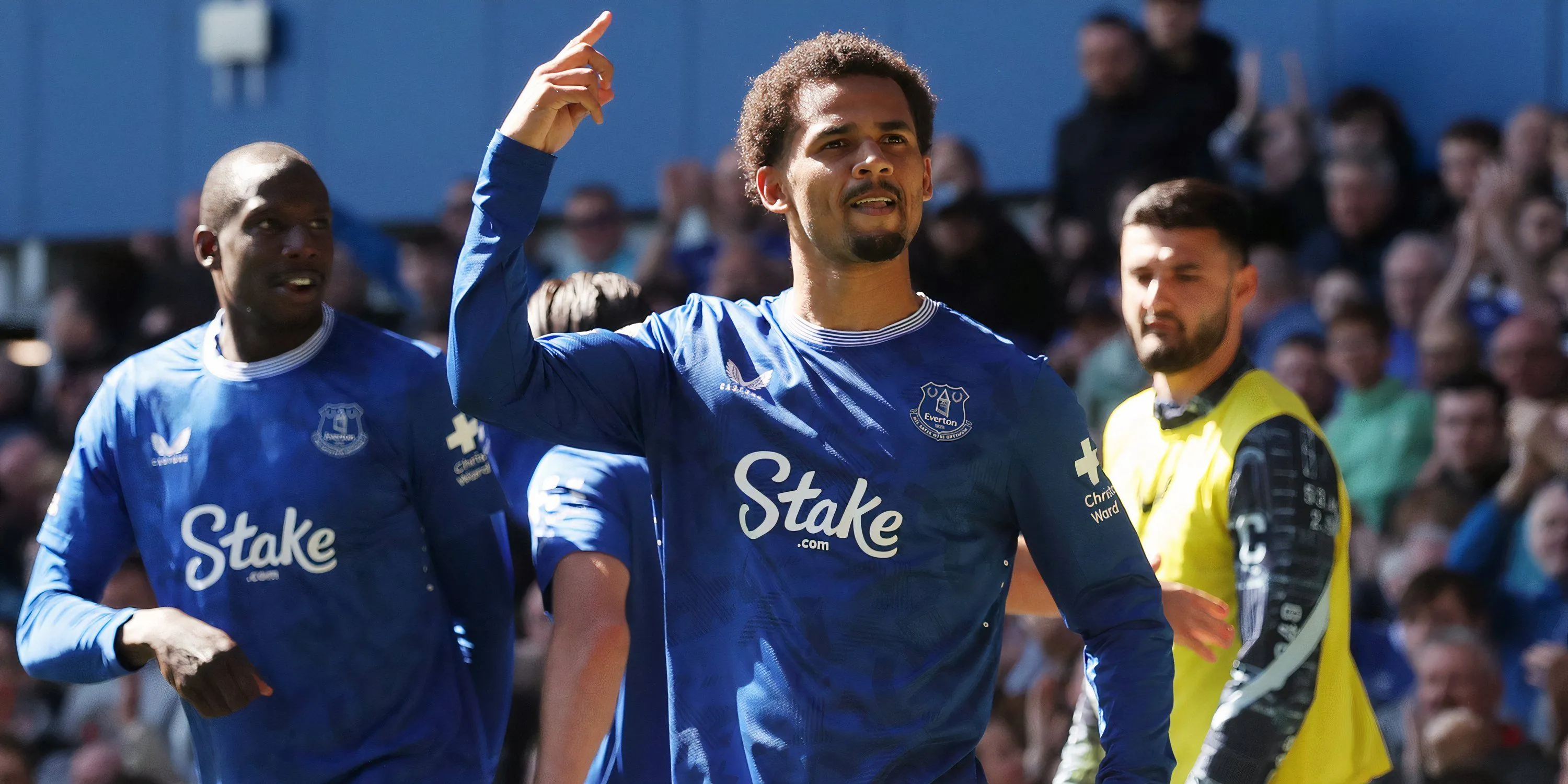 Iliman Ndiaye ghi bàn cho Everton