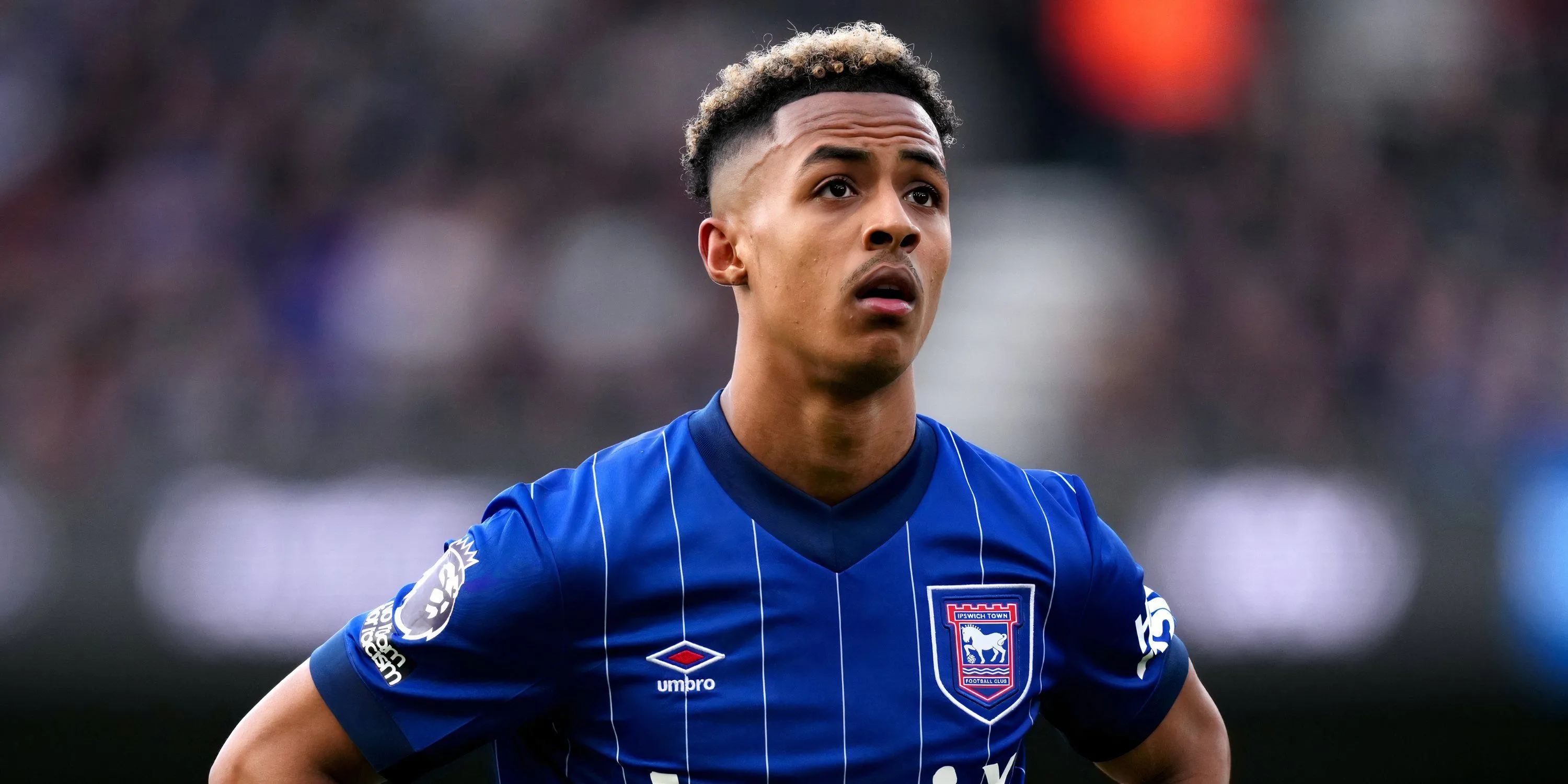 Omari Hutchinson thi đấu cho Ipswich Town tại Giải Hạng Nhất Anh
