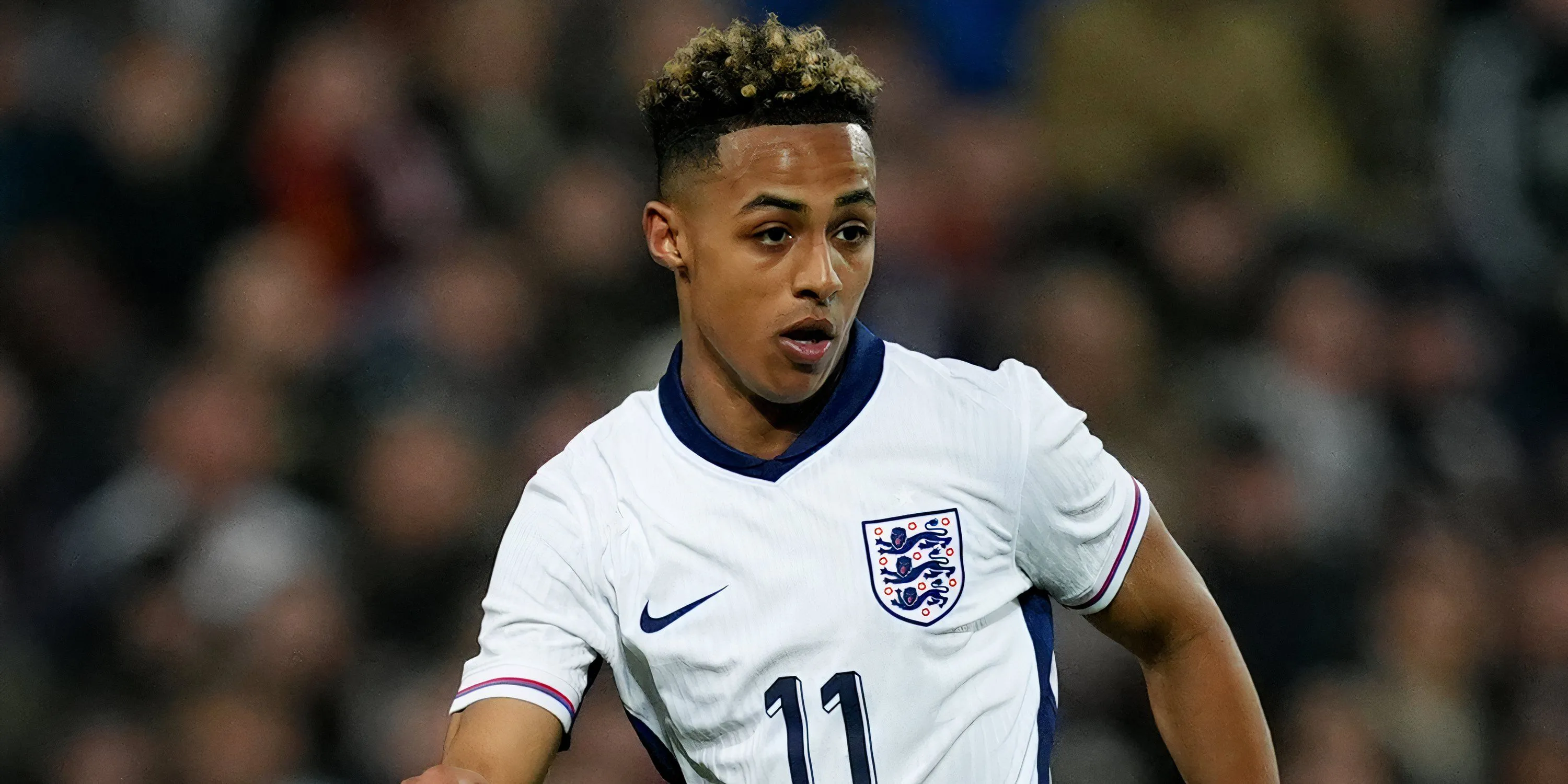 Omari Hutchinson trong trận đấu của đội U21 Anh