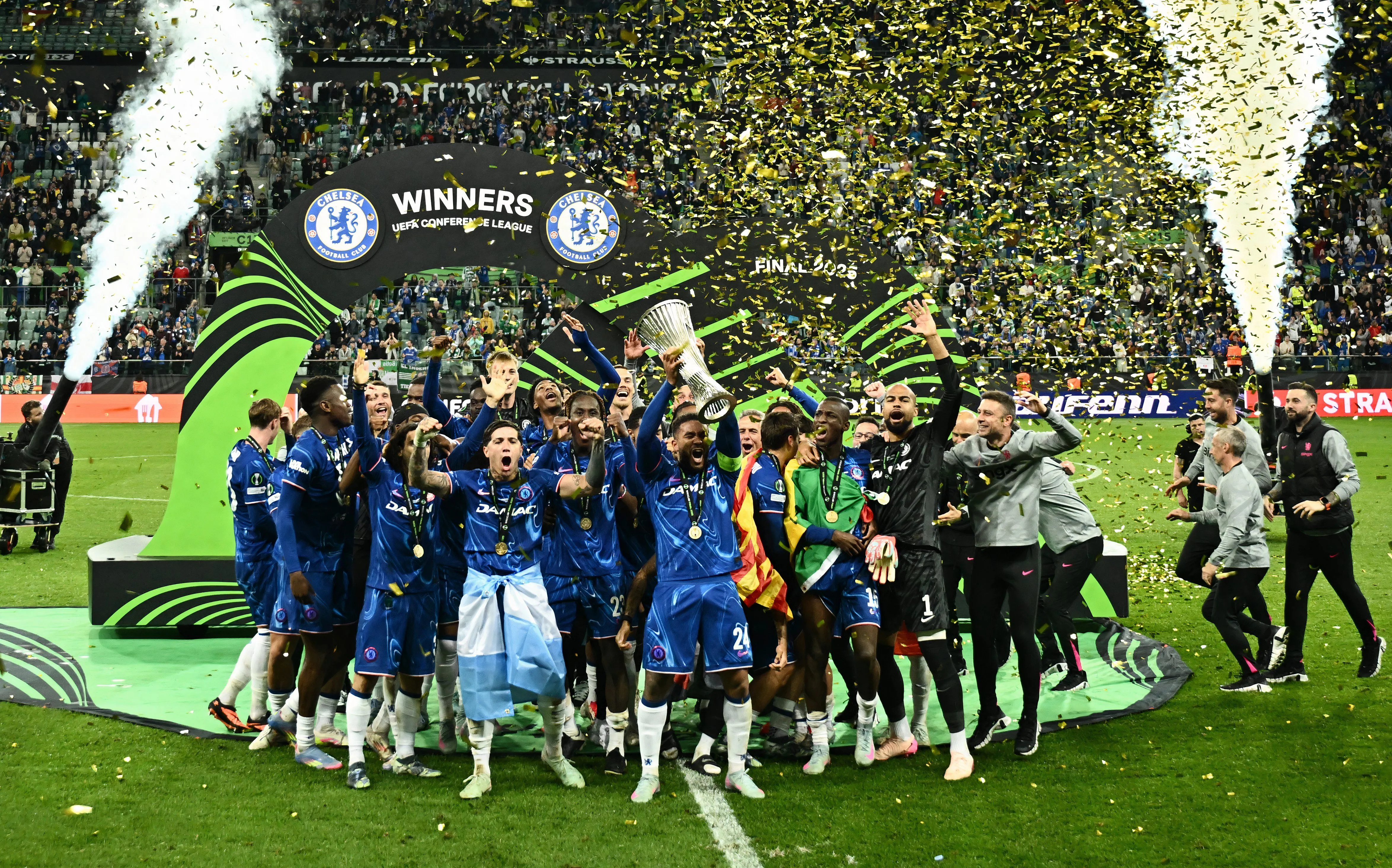 Pha tranh bóng trong trận chung kết Europa Conference League giữa Chelsea và Real Betis.