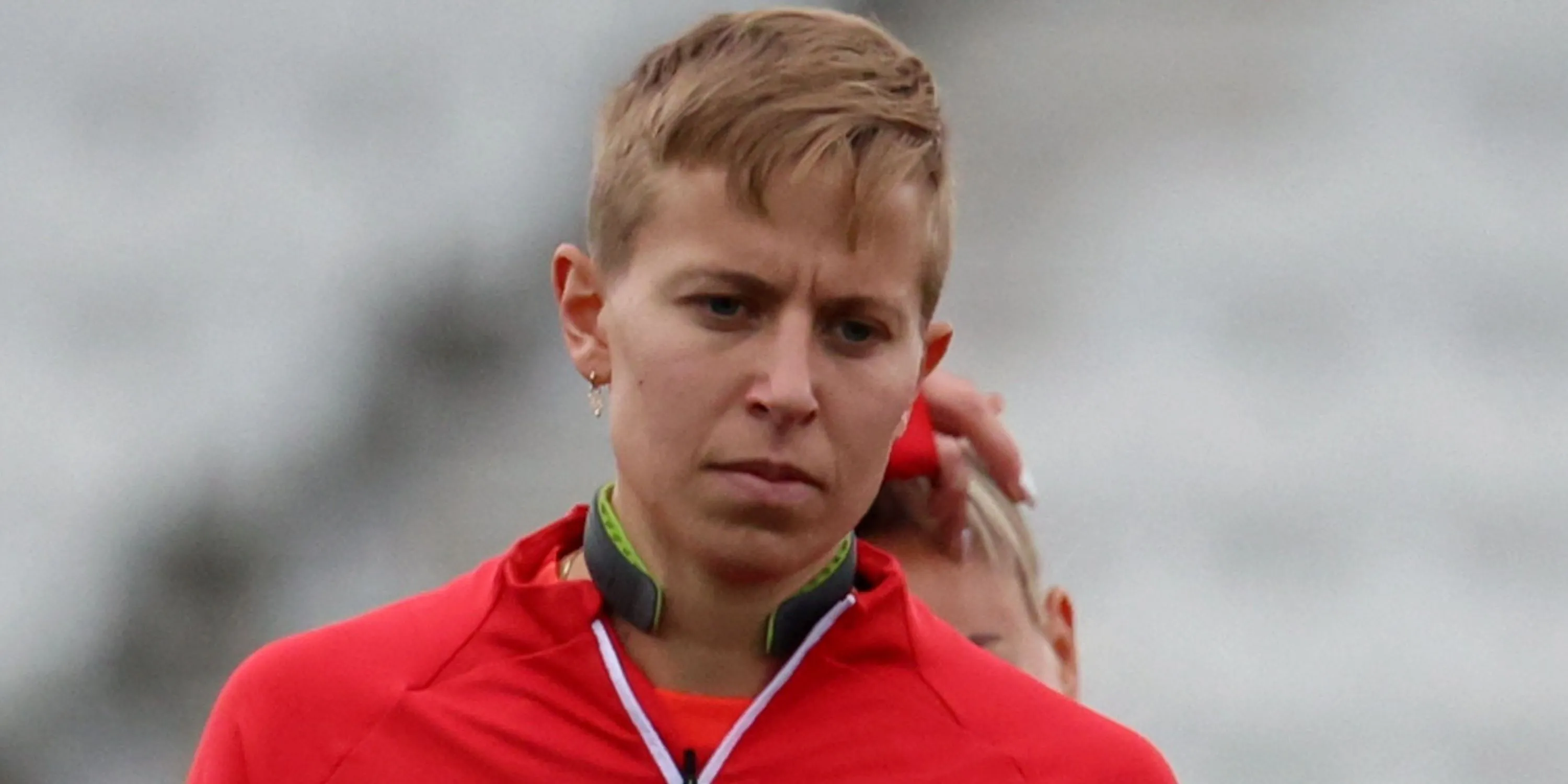 Quinn, cầu thủ nữ của Canada, đeo vòng cổ Q-Collar trong trận đấu tại World Cup nữ 2023 để bảo vệ não bộ.