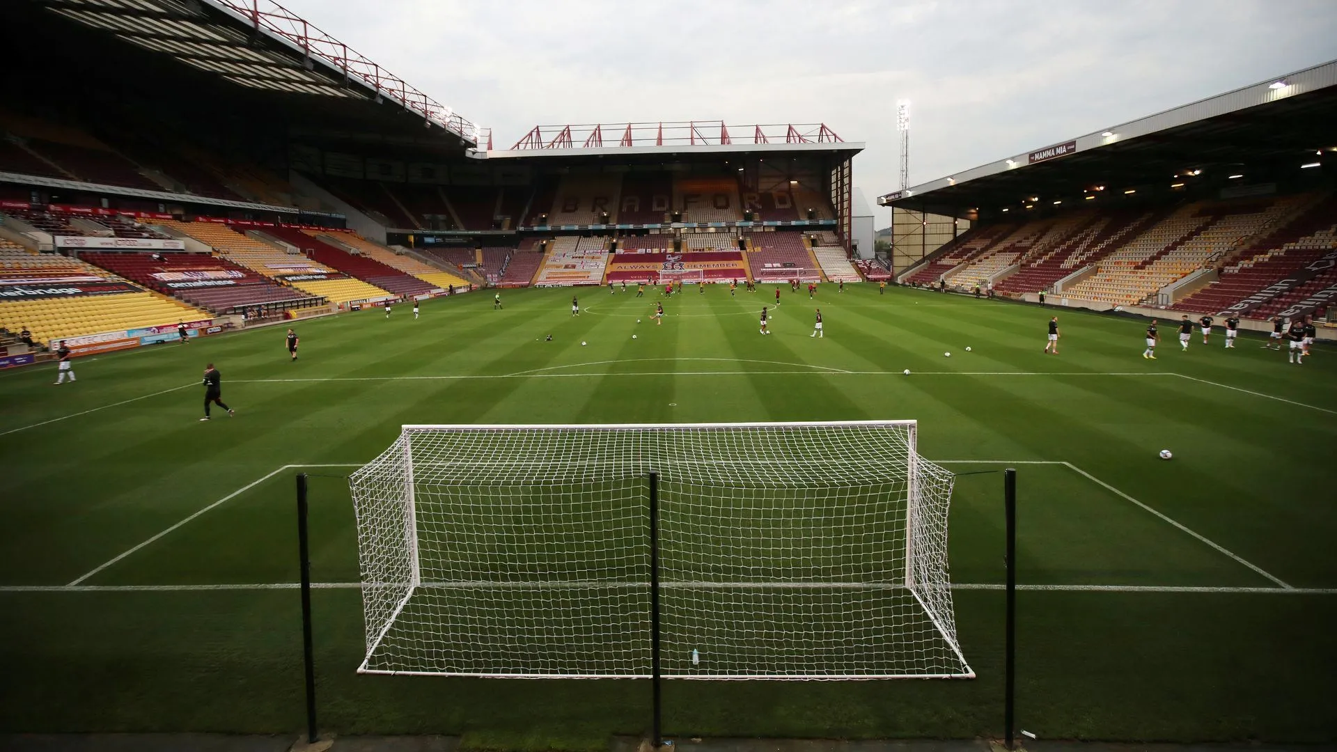 Sân vận động Valley Parade của Bradford City, câu lạc bộ Brandon Khela từng thi đấu dưới dạng cho mượn và giúp họ thăng hạng League One