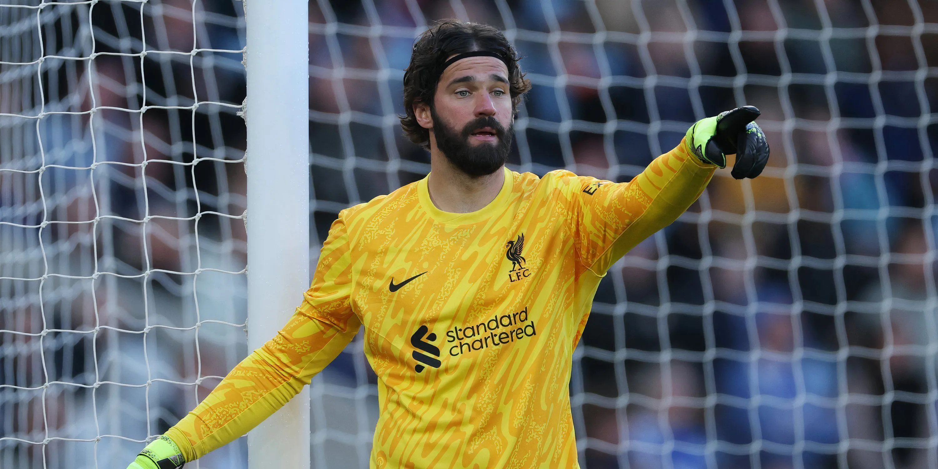 Thủ môn Alisson Becker trong màu áo Liverpool tại Ngoại hạng Anh