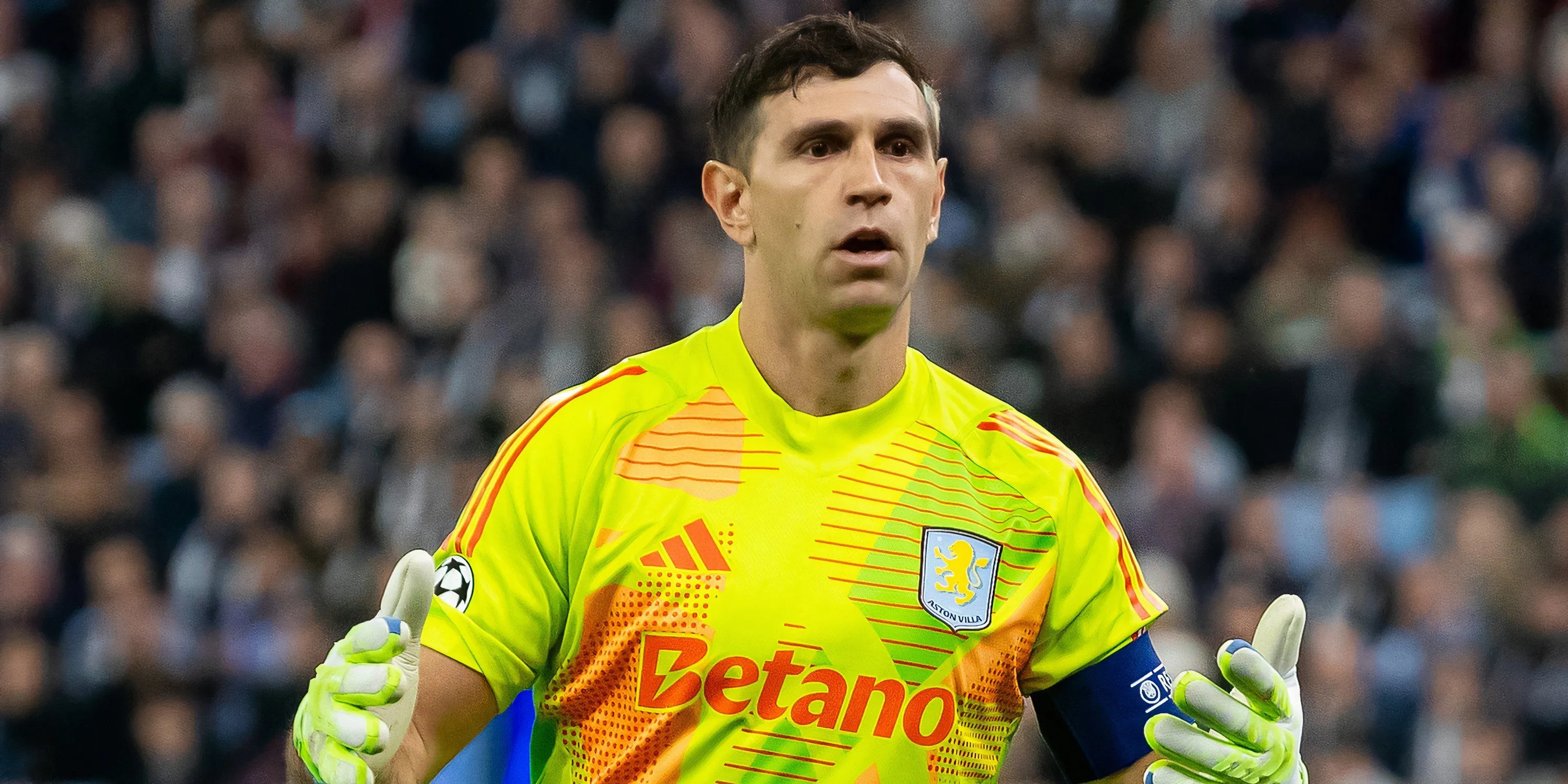 Thủ môn Emi Martinez thi đấu cho Aston Villa tại Premier League