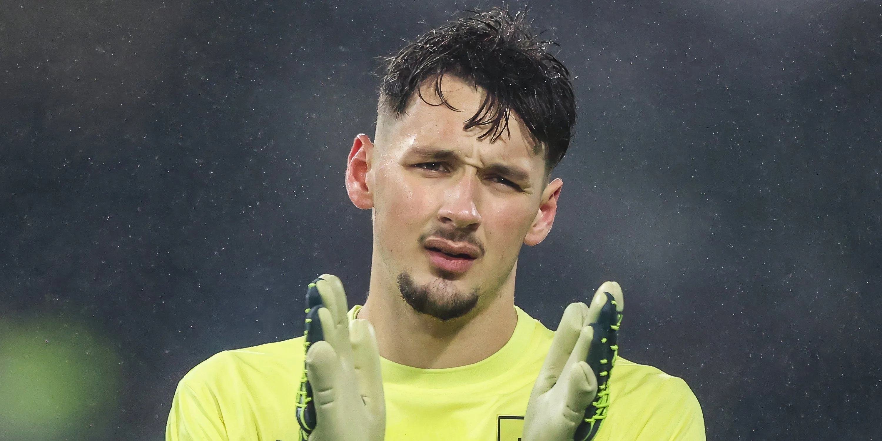Thủ môn James Trafford vẫy chào người hâm mộ Burnley khi tin đồn chuyển nhượng Newcastle rộ lên