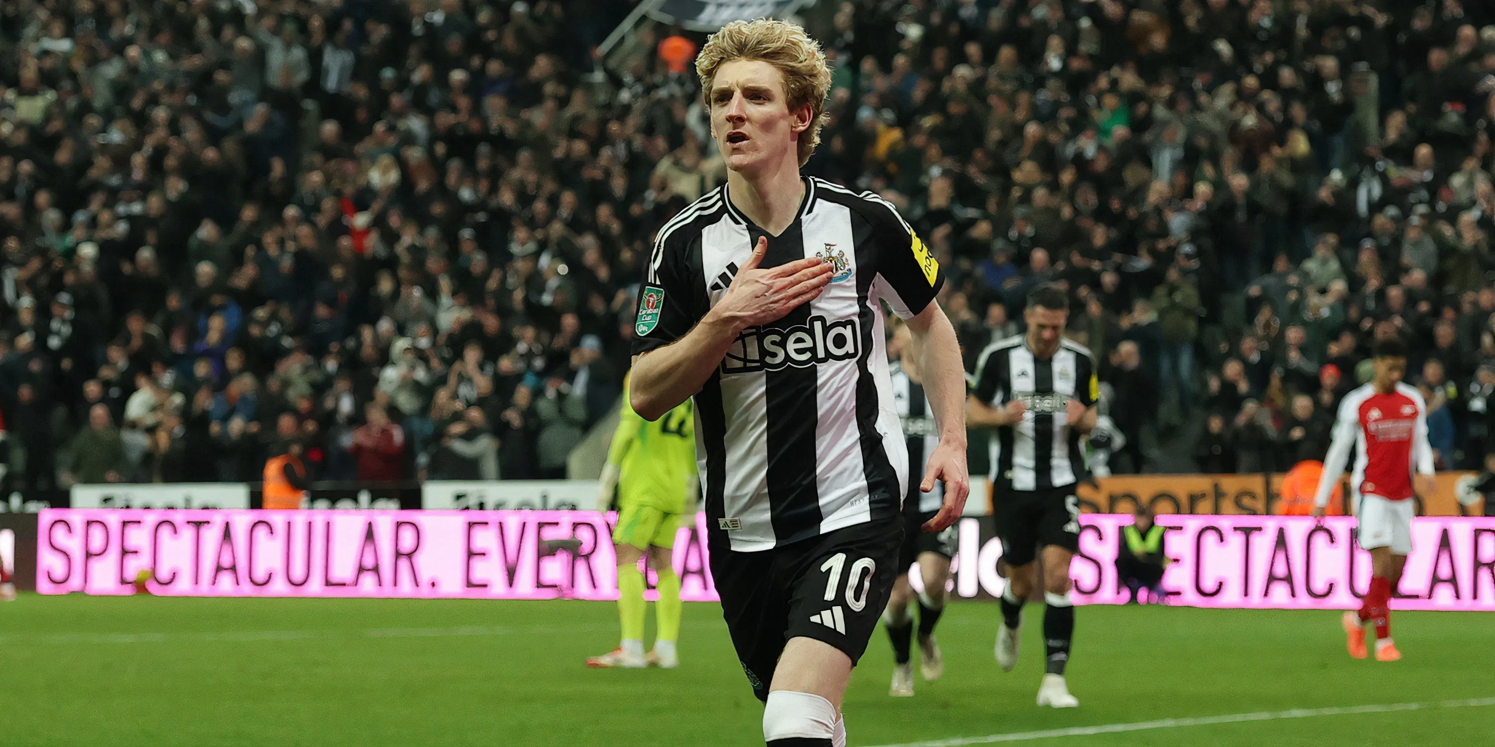Tiền đạo Anthony Gordon trong màu áo Newcastle United