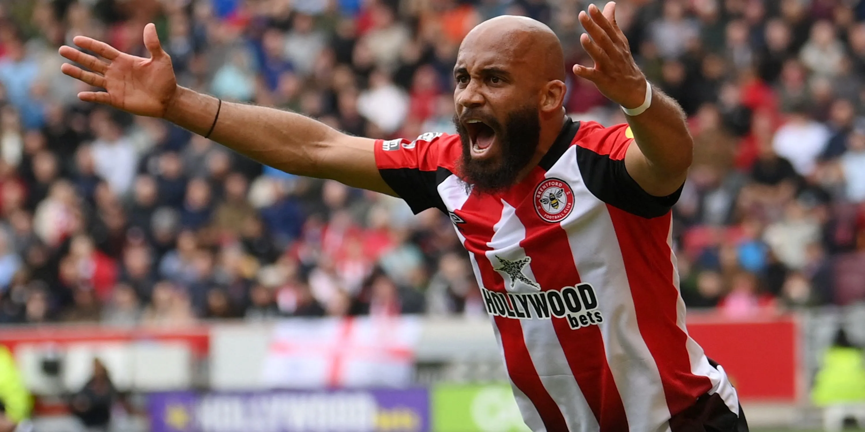 Tiền đạo Bryan Mbeumo của Brentford phản ứng trên sân.