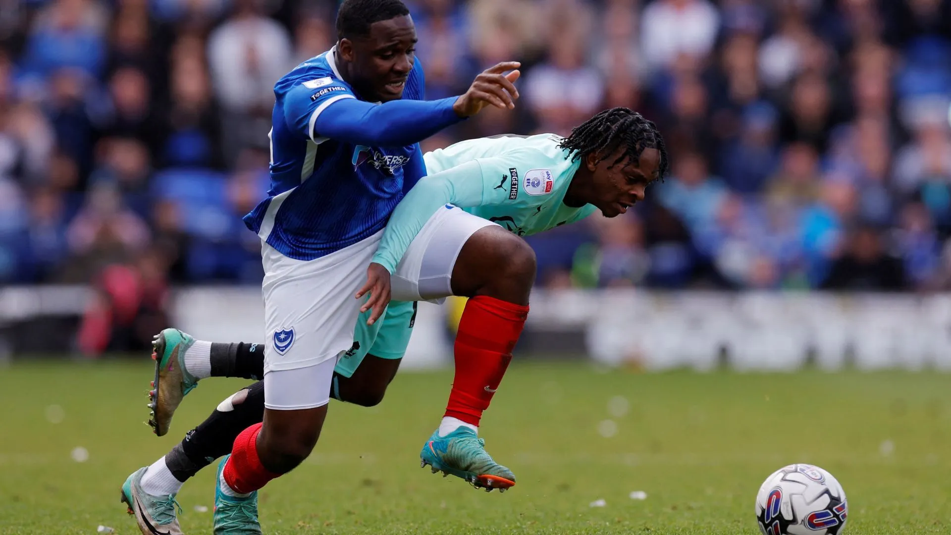 Tiền đạo Christian Saydee trong màu áo Portsmouth trước khi gia nhập Wigan