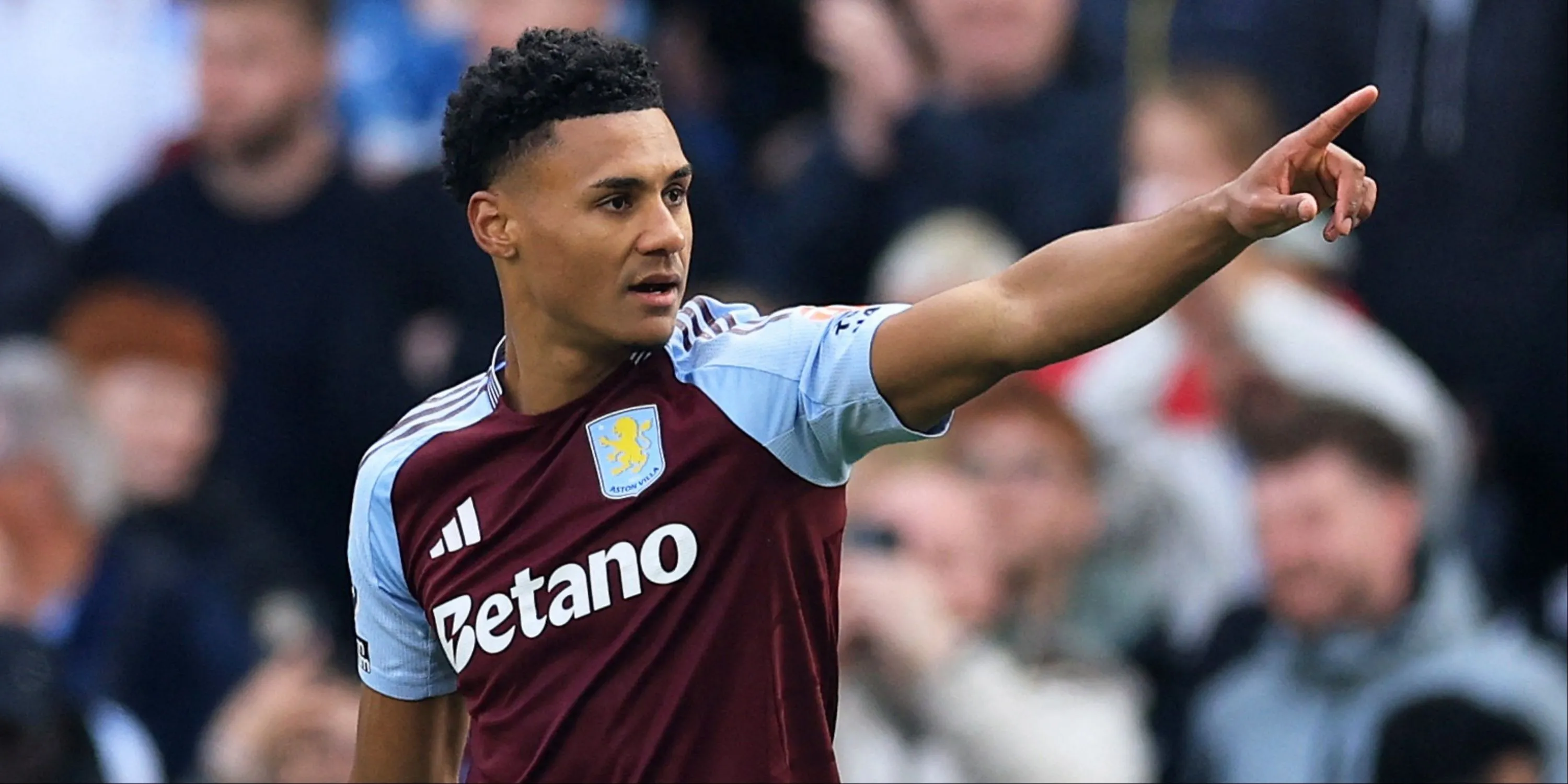 Tiền đạo Ollie Watkins của Aston Villa đang chỉ tay trên sân cỏ Ngoại hạng Anh