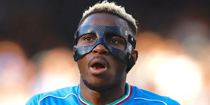 Tiền đạo Victor Osimhen với chiếc mặt nạ quen thuộc khi thi đấu cho Napoli