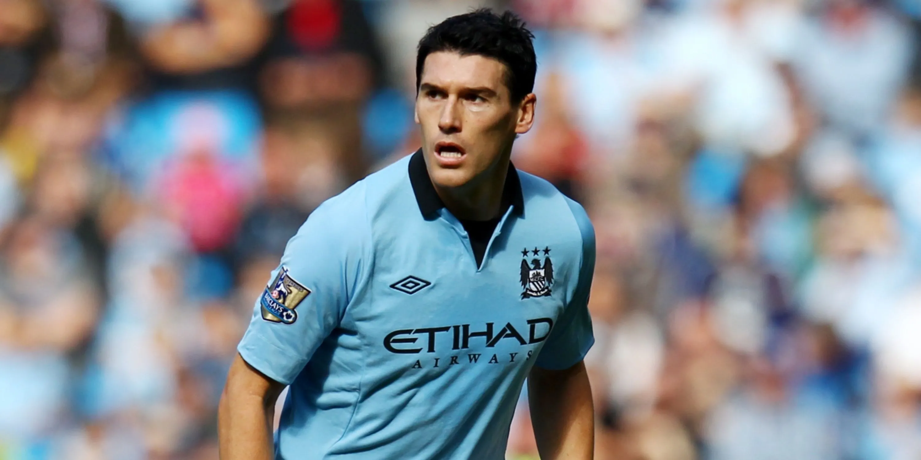 Tiền vệ Gareth Barry trong màu áo Manchester City