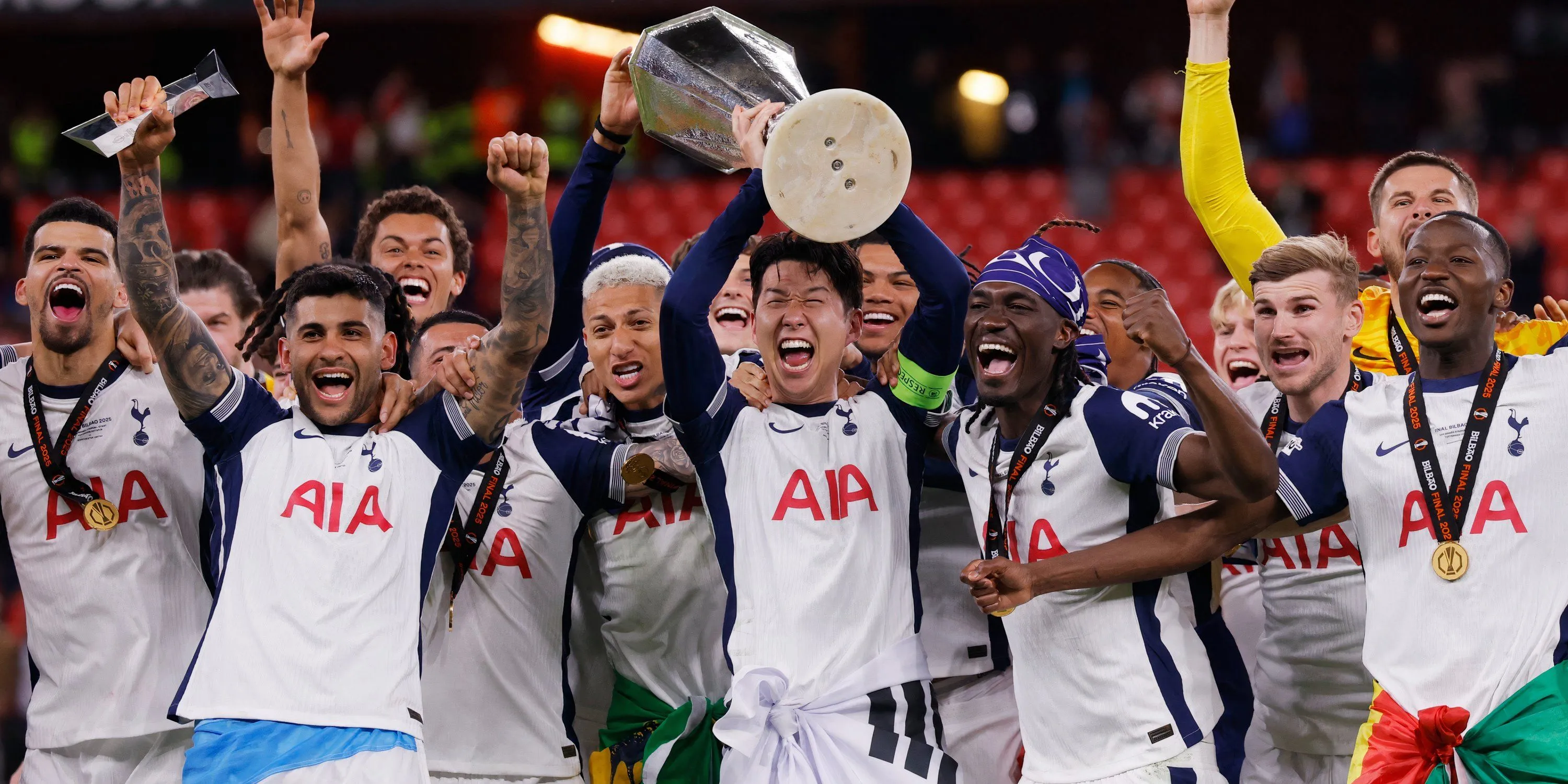 Tottenham Hotspur ăn mừng chức vô địch Europa League, chuẩn bị cho Champions League
