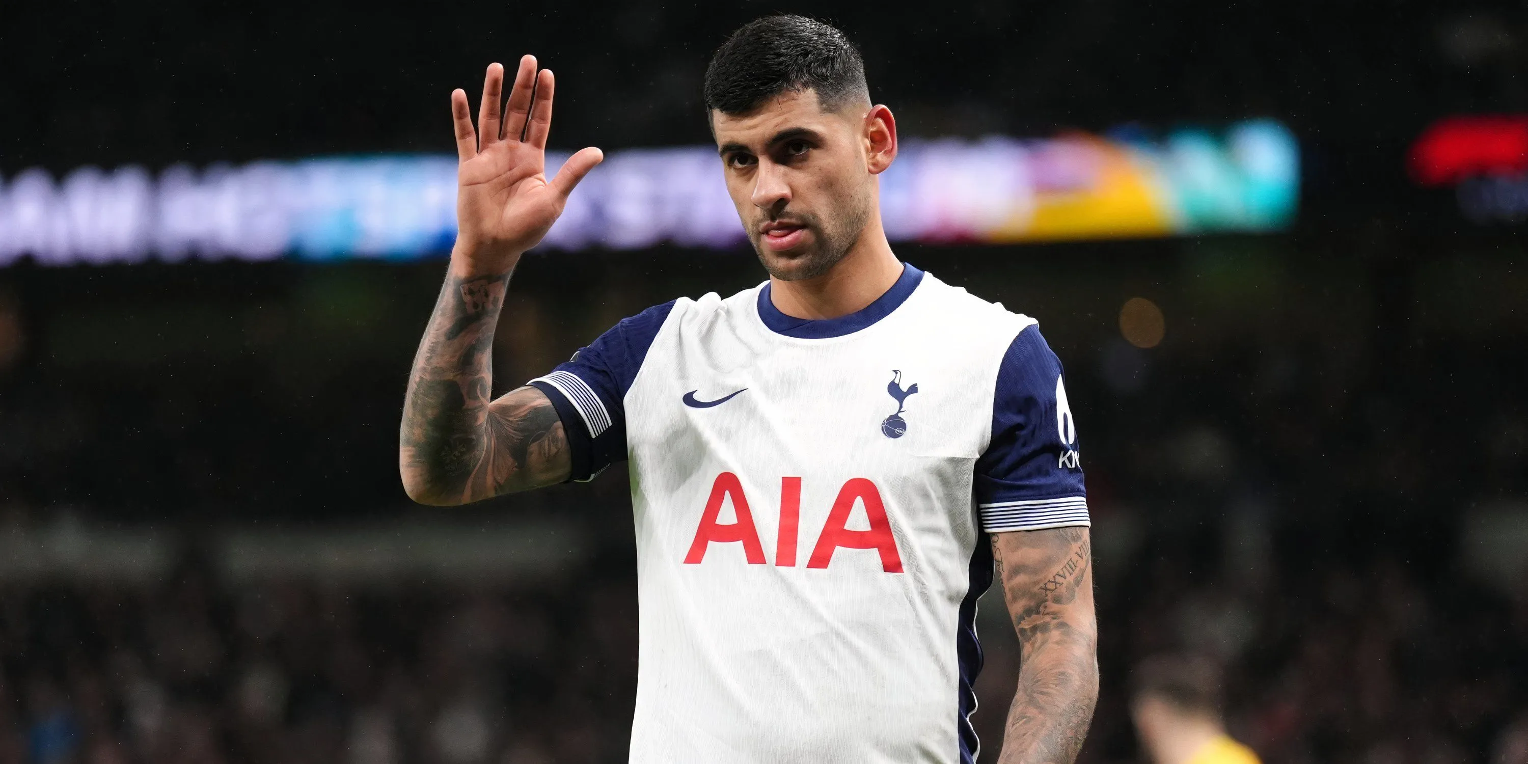 Trung vệ Cristian Romero thi đấu cho Tottenham Hotspur
