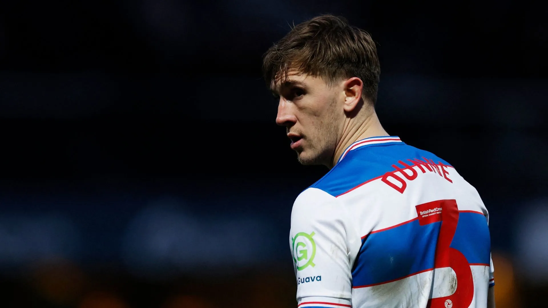 Trung vệ Jimmy Dunne trong màu áo QPR sau khi gia hạn hợp đồng
